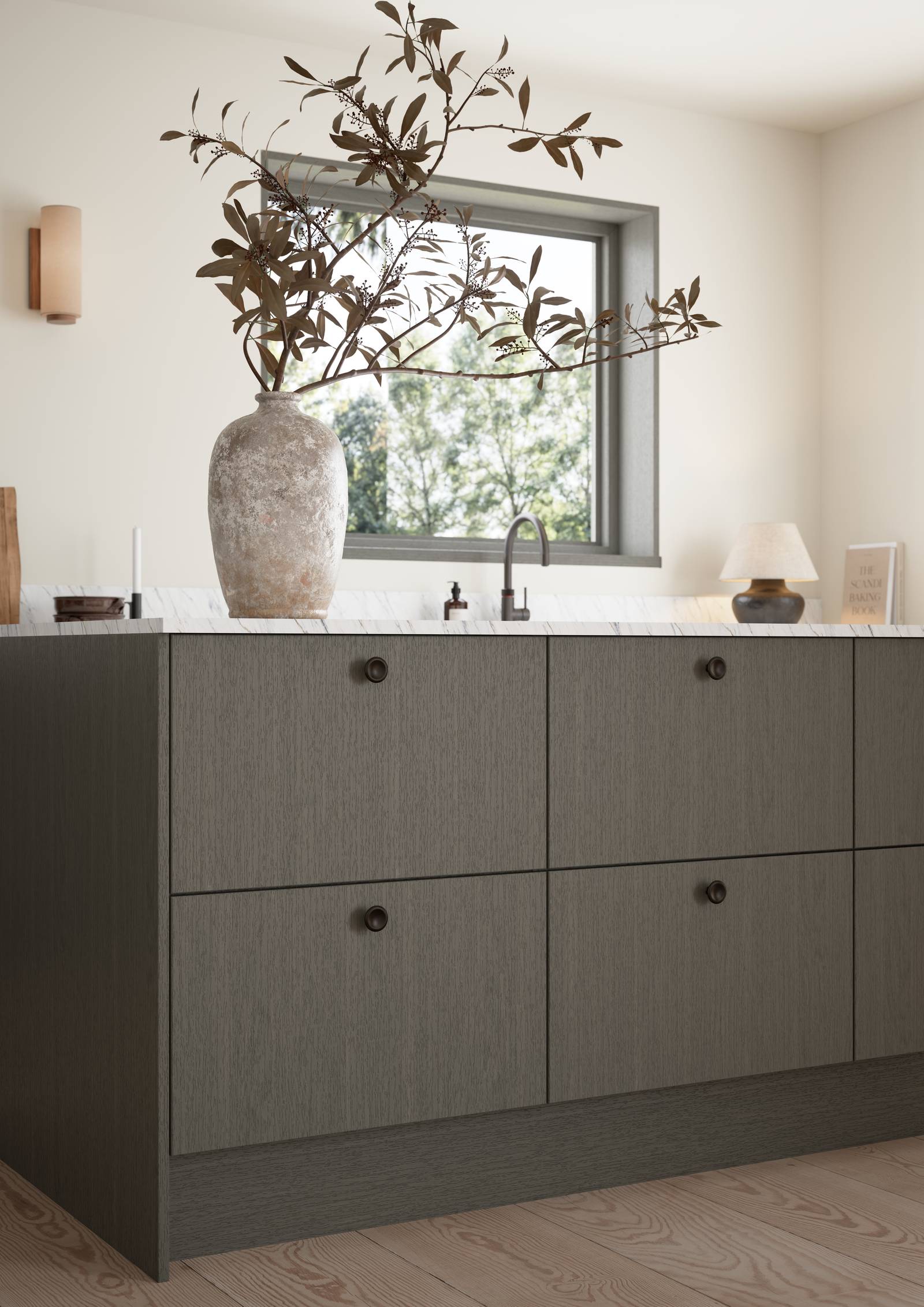 Favn er et kvalitetskjøkken inspirert av naturen. En vakker front i stående finer som gir hele kjøkkenet liv.