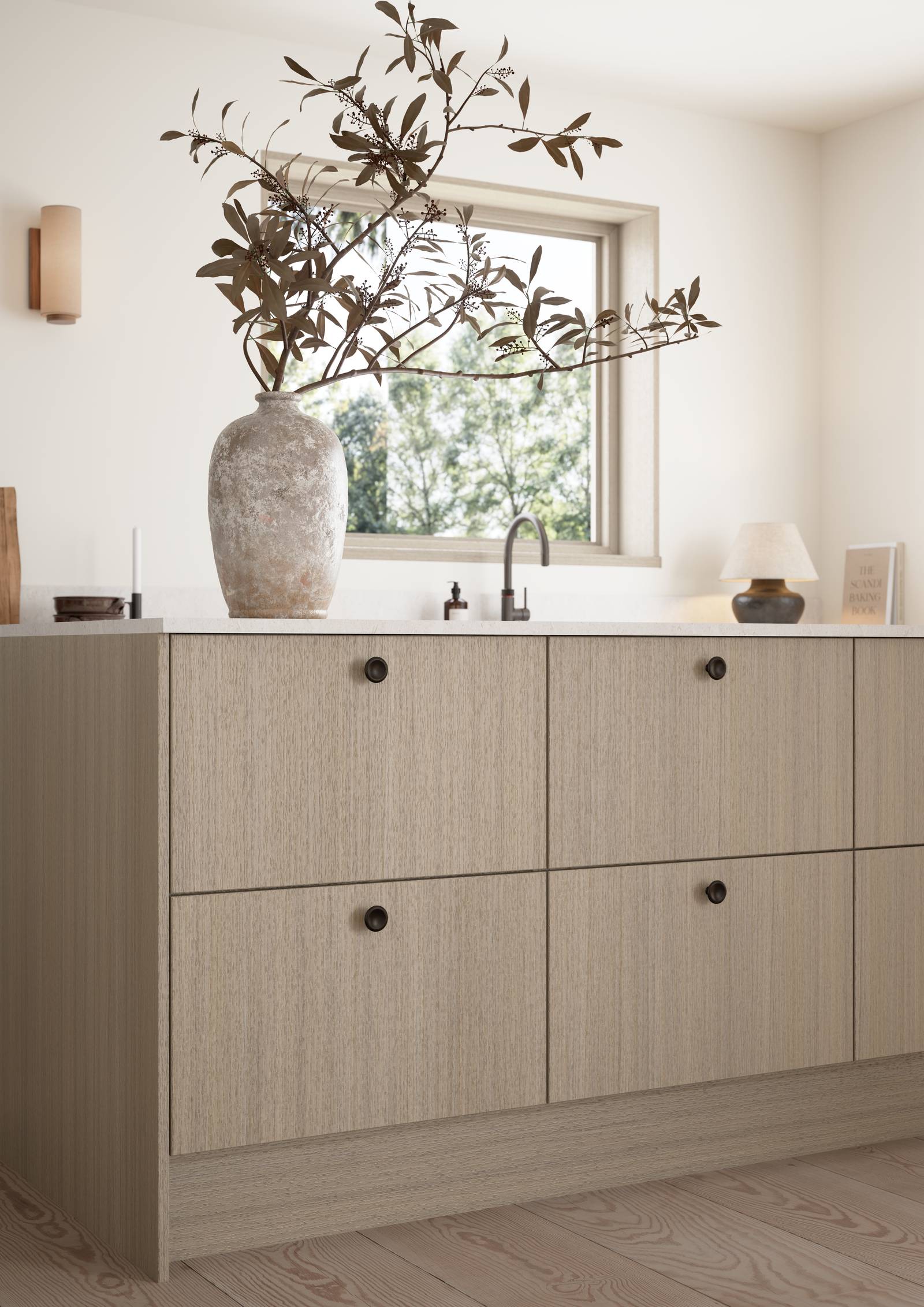 Favn er et kvalitetskjøkken inspirert av naturen. En vakker front i stående finer som gir hele kjøkkenet liv.