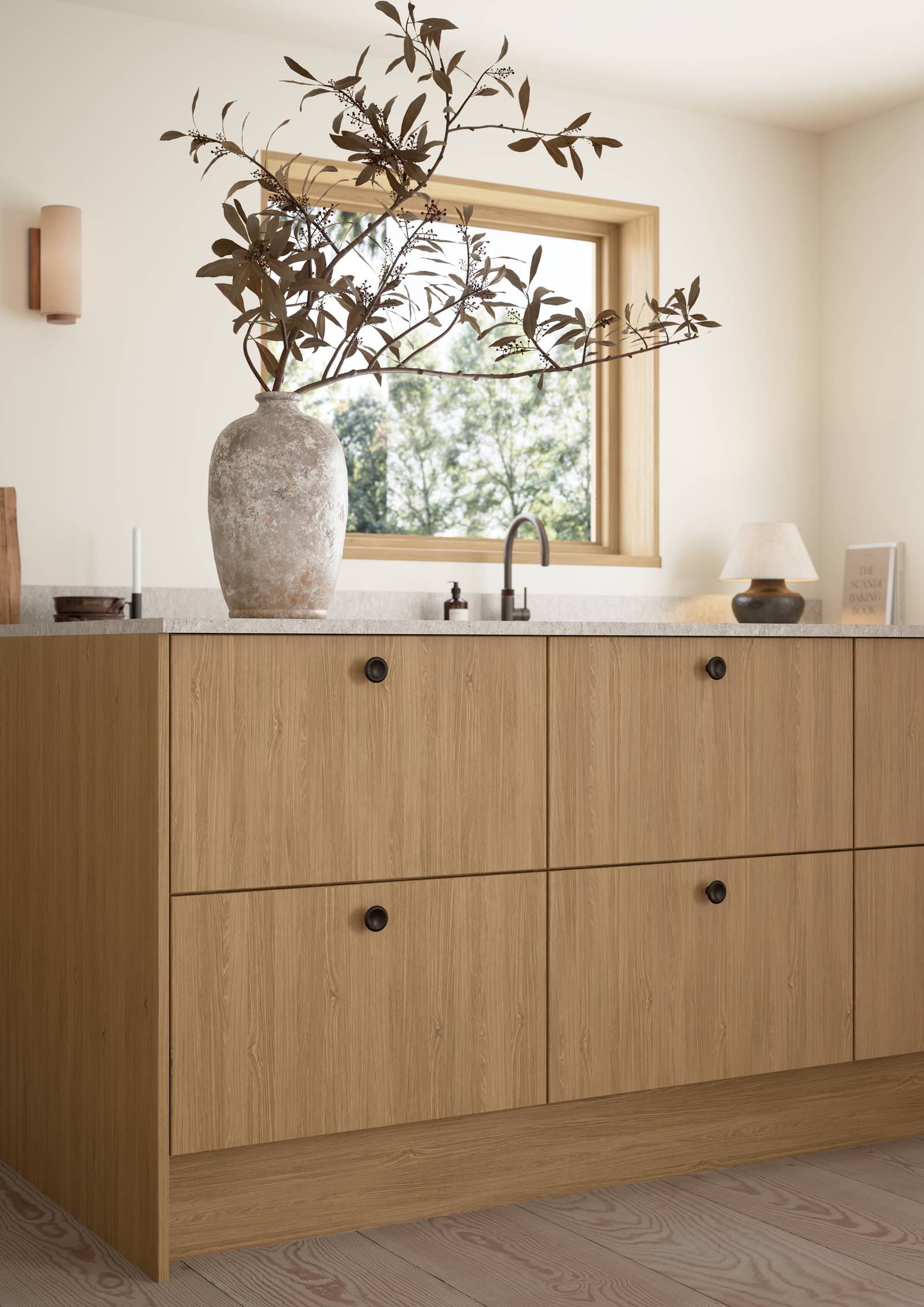 Favn er et kvalitetskjøkken inspirert av naturen. En vakker front i stående finer som gir hele kjøkkenet liv.