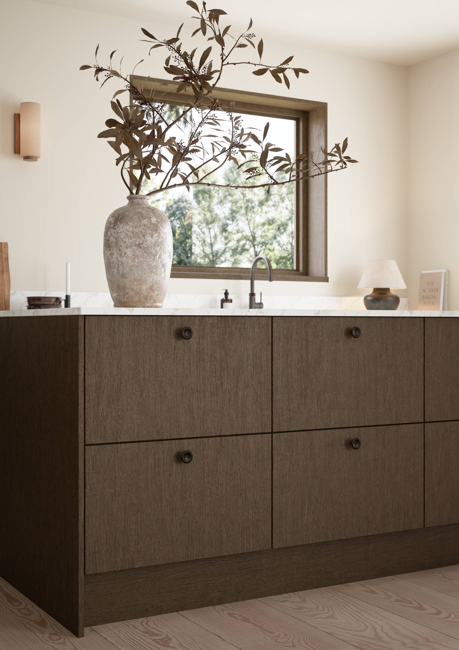 Favn er et kvalitetskjøkken inspirert av naturen. En vakker front i stående finer som gir hele kjøkkenet liv.