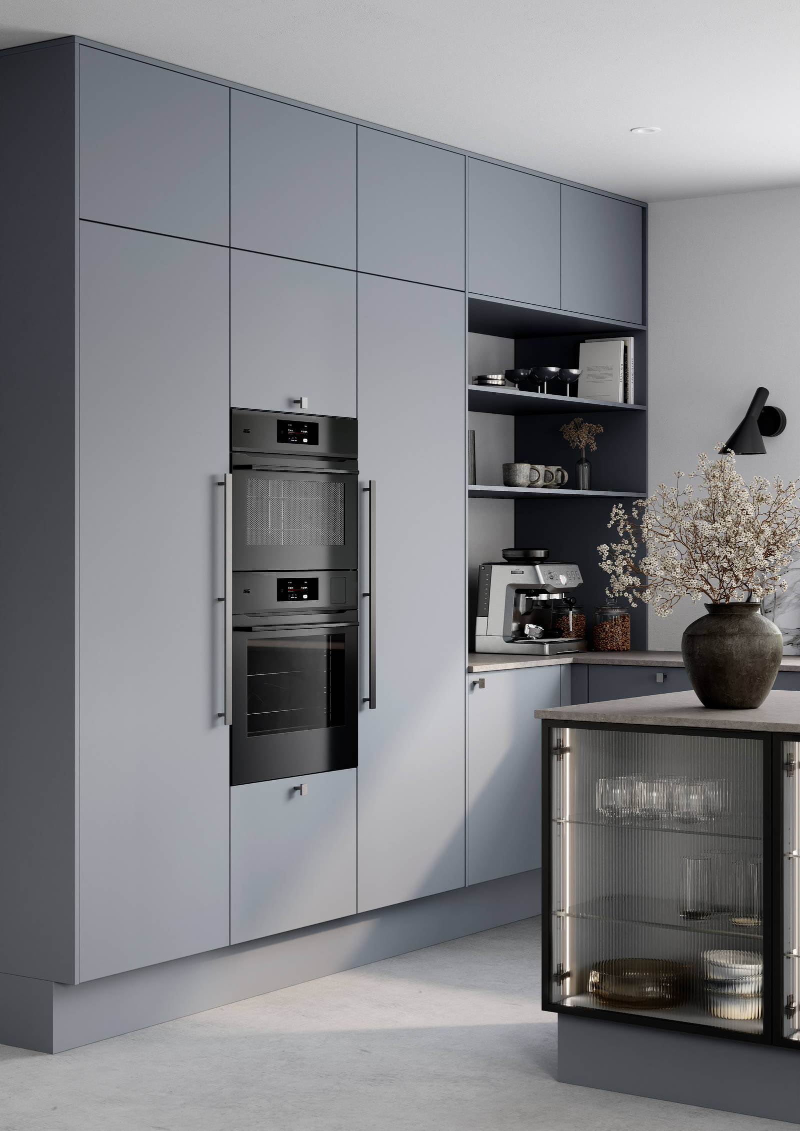 Mat og silkeblødt laminatkøkken Cover i Soft laminat med køkkenø fra INVITA med et seamless udtryck i farve Blåler, vitrineskabe i køkkenøen