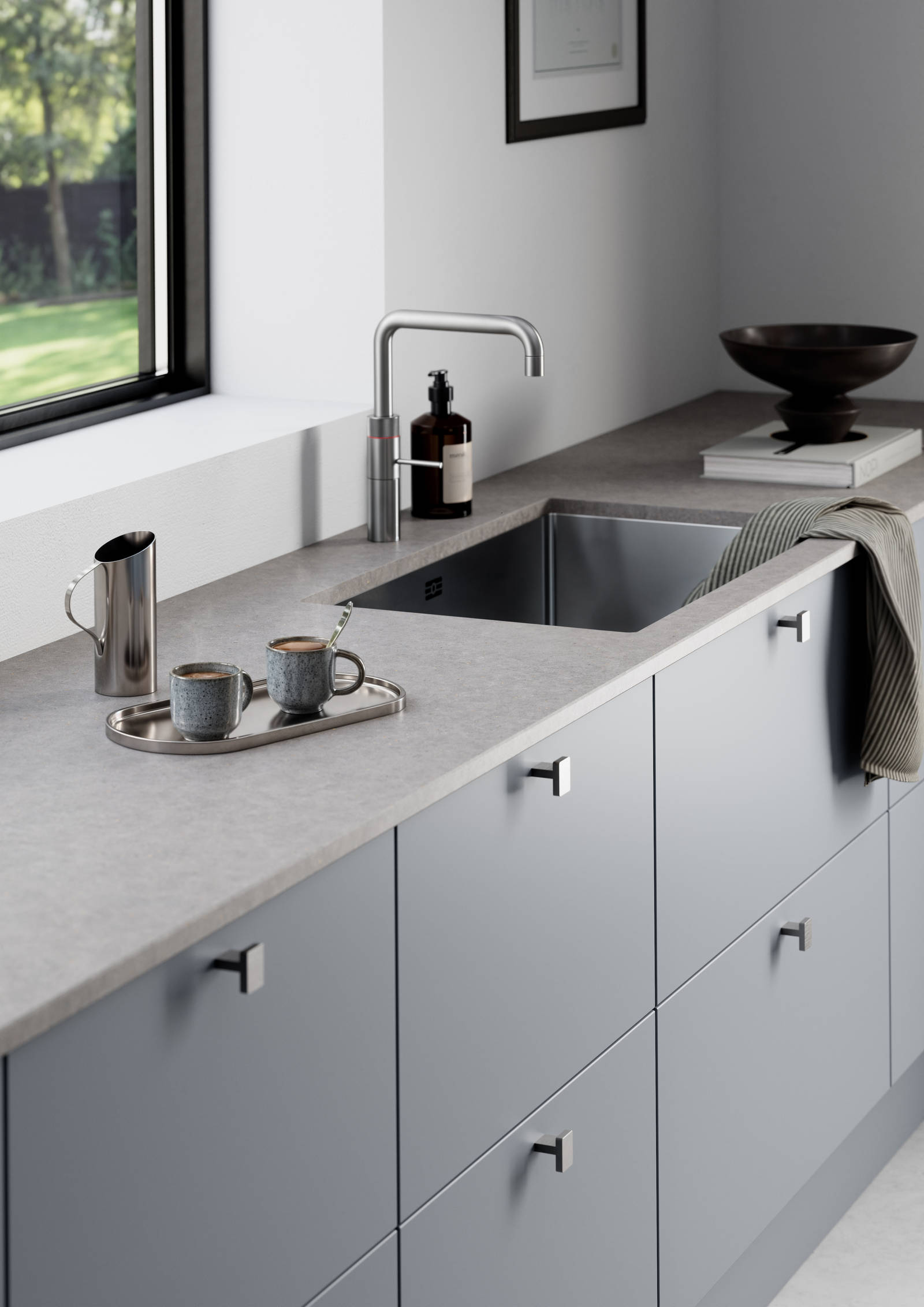 Mat og silkeblødt laminatkøkken Cover i Soft laminat med køkkenø fra INVITA med et seamless udtryck i farve Blåler