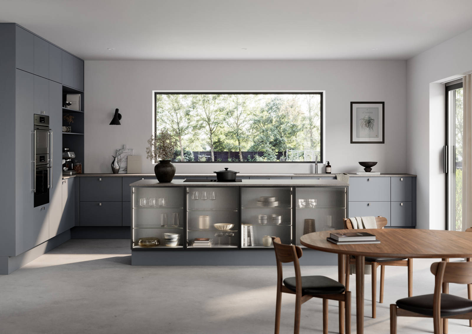 Mat og silkeblødt laminatkøkken Cover i Soft laminat med køkkenø fra INVITA med et seamless udtryck i farve Blåler, vitrineskabe i køkkenøen