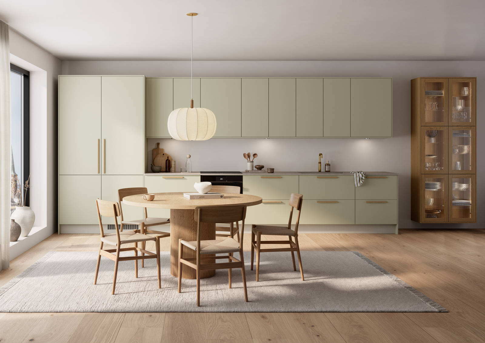 Mat og silkeblødt laminatkøkken Cover i Soft laminat med køkkenø fra INVITA med et seamless udtryck i farve Mos, vitrineskabe