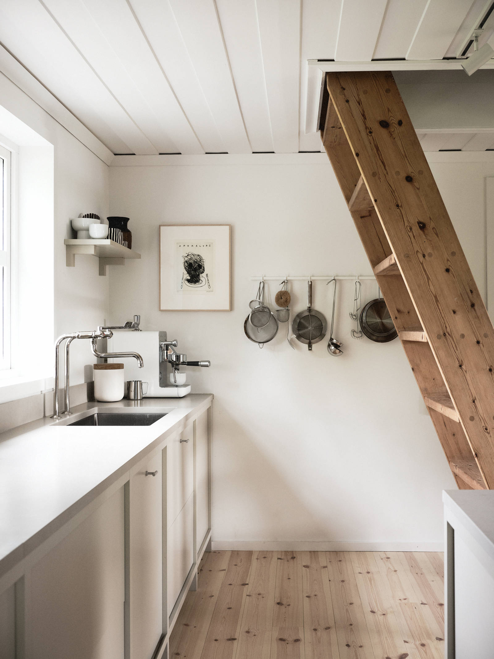 Inramat Arkitekt plus kök med ram i kulören Sand från Marbodal i Lotta Agatons landställe i Piteå, trappstege i trä