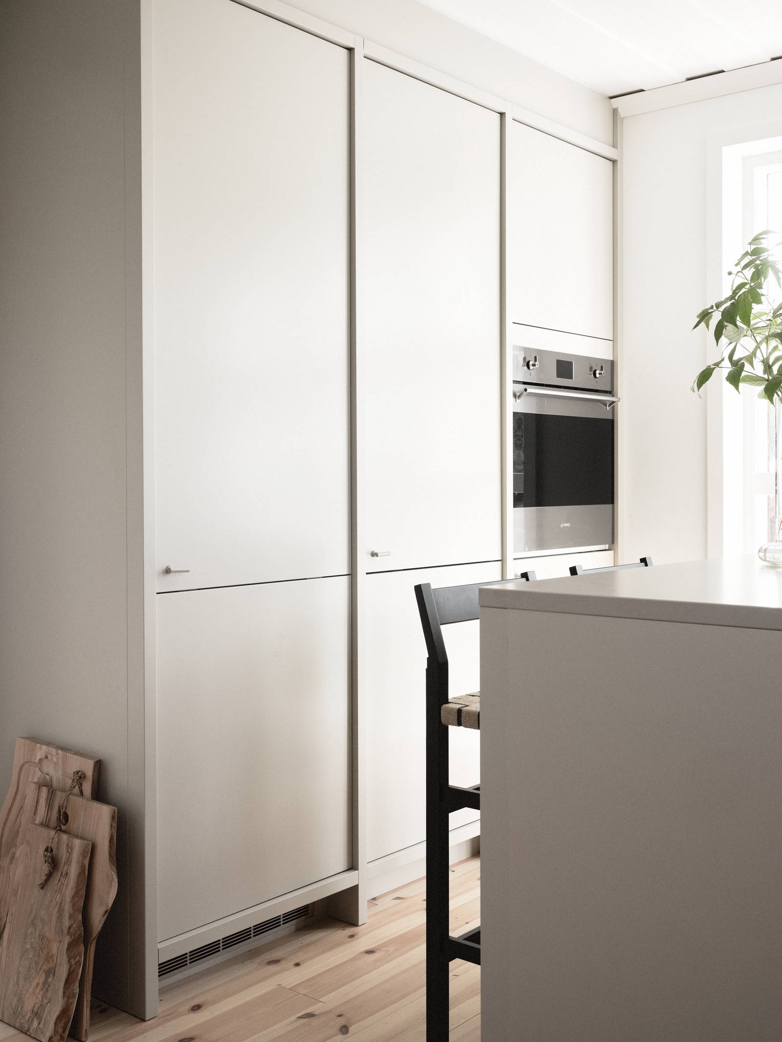 Inramat Arkitekt plus kök med ram i kulören Sand från Marbodal i Lotta Agatons landställe i Piteå, med vitvaror integrerade i högskåp.