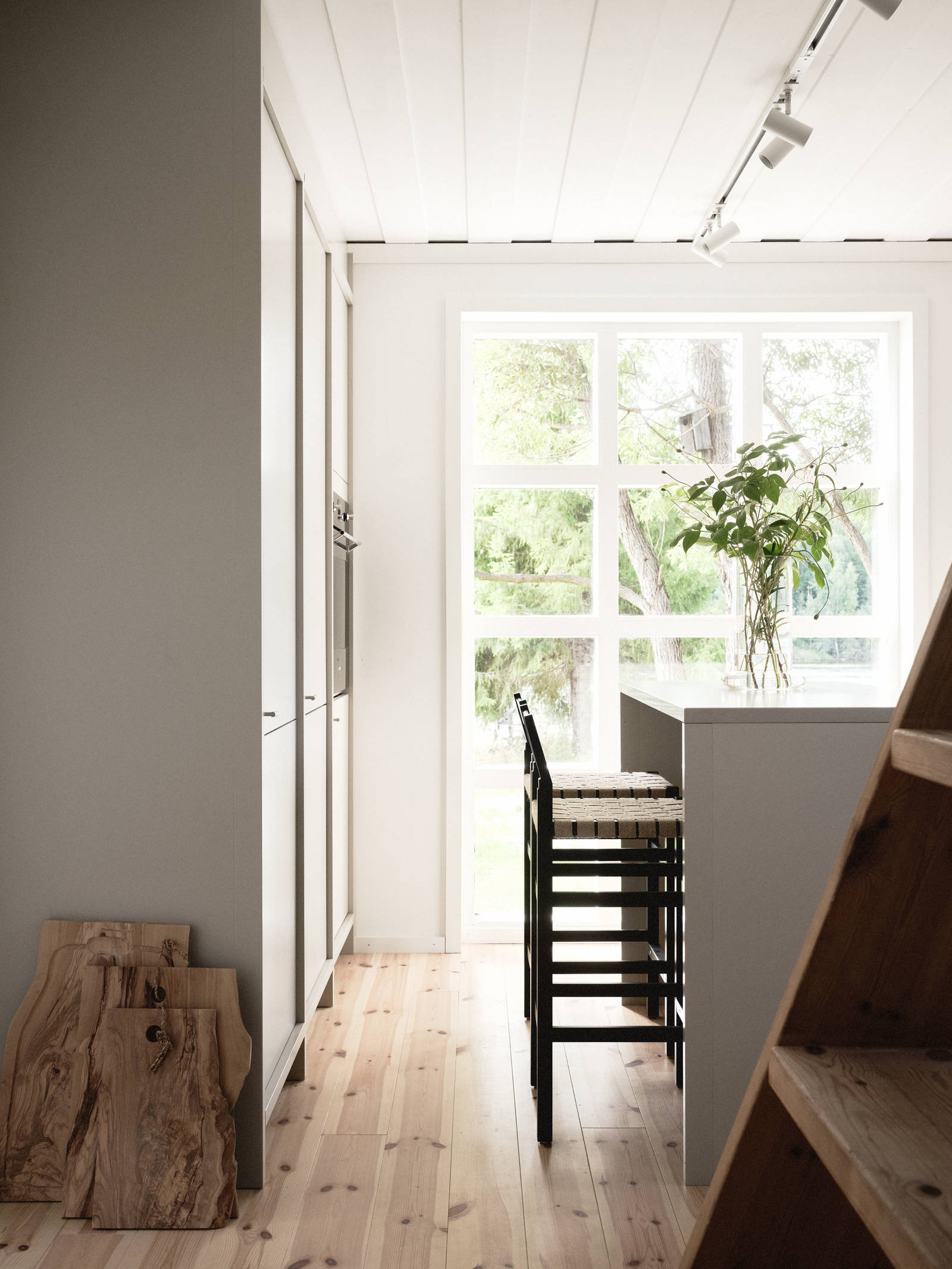 Inramat Arkitekt plus kök med ram i kulören Sand från Marbodal i Lotta Agatons landställe i Piteå, barstolar vid köksö och vitvaror integrerade i högskåp.