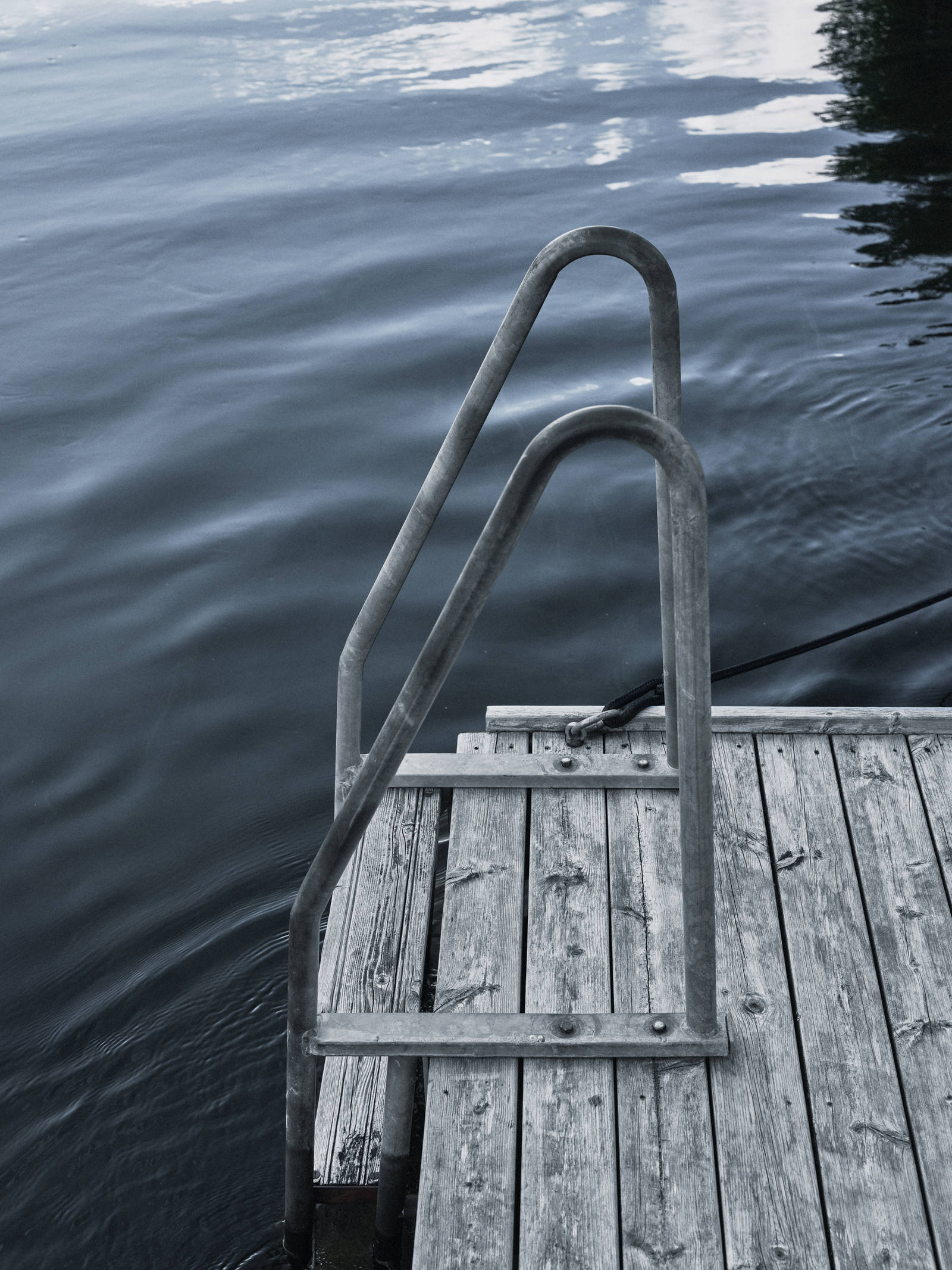 En brygga med badstege i Piteälven vid Lotta Agatons landställe