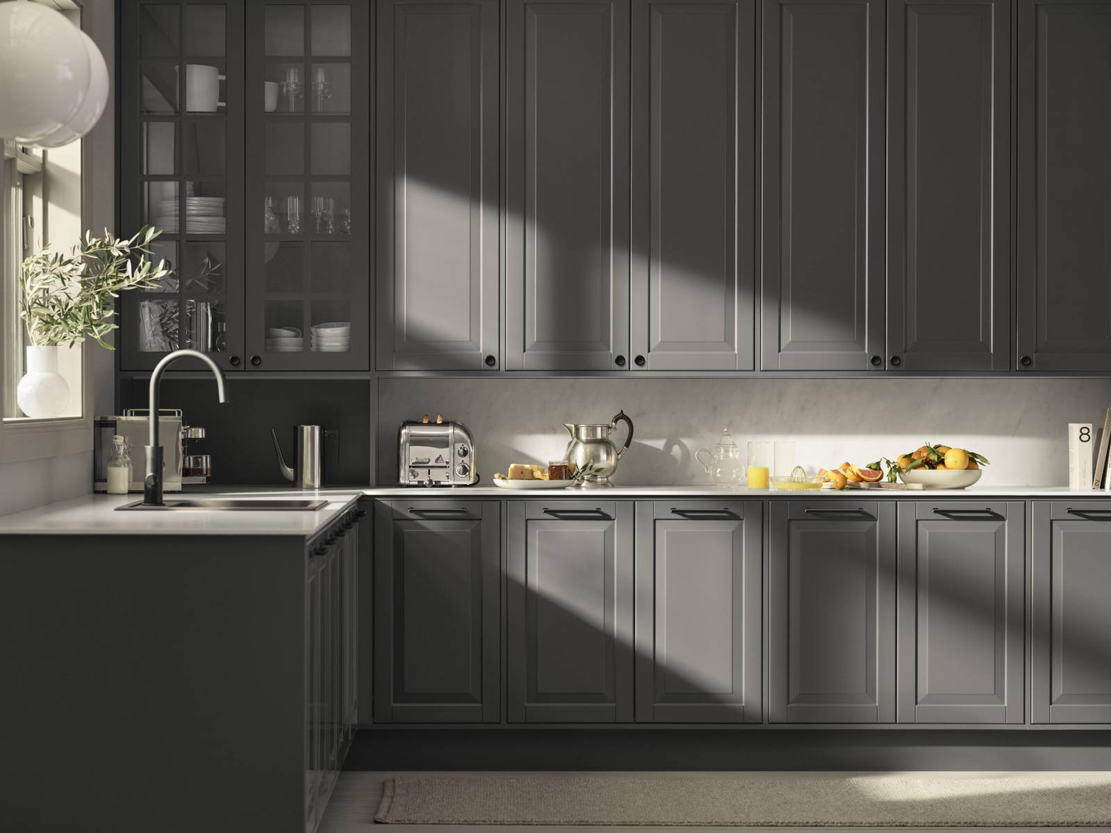 Tummanharmaa maalaistyylinen keittiö Scandinavian Classic Ukkonen Novartilta, täyteovilla, mustalla vedimellä, säleovilla varustetulla vitriinikaapilla ja valkoisella marmorilaminaattitasolla