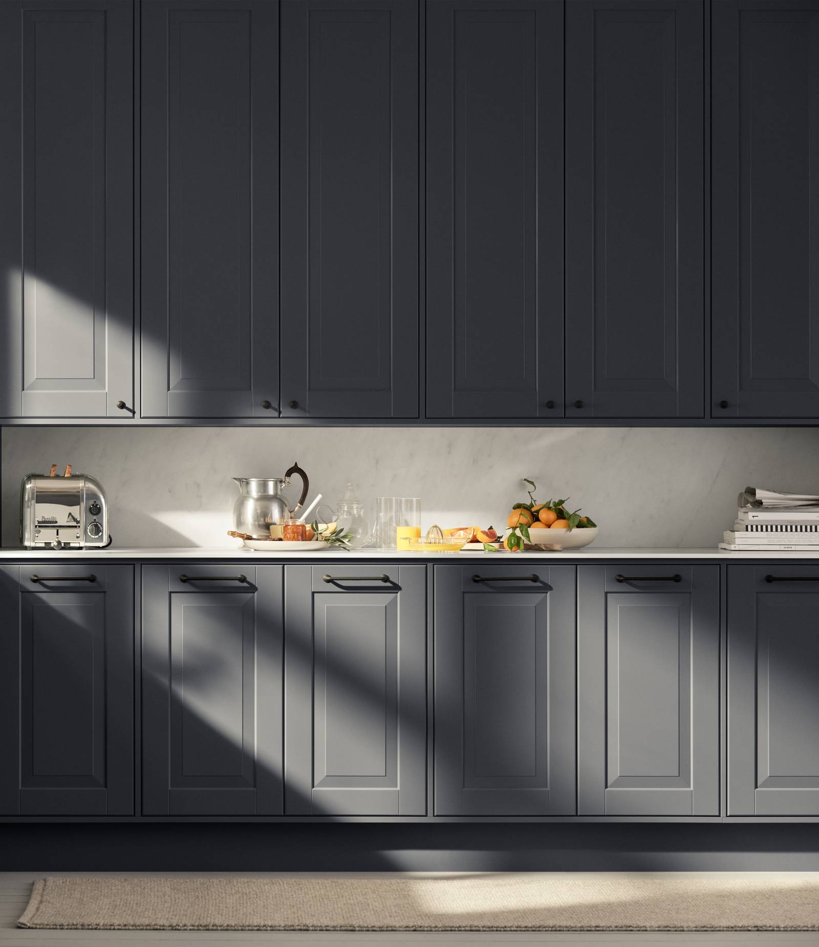 Sininen maalaistyylinen keittiö Scandinavian Classic Meri Novartilta, täyteovilla, mustalla vetimellä, säleovilla ja valkoisella marmorilaminaattitasolla