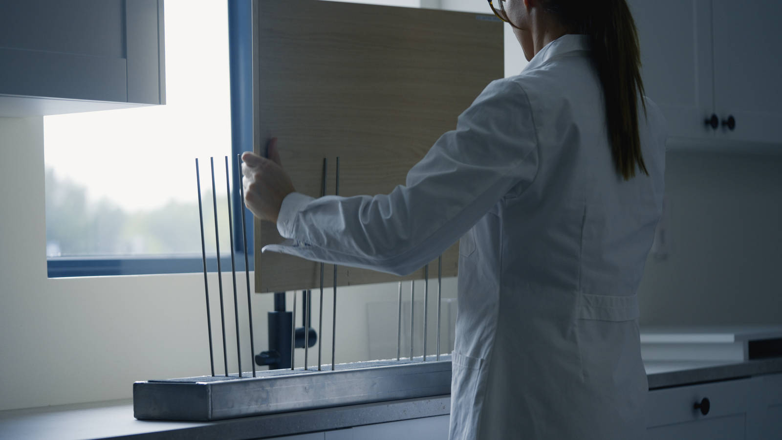 Kvalitétsingenjör Marijana Crnic utför tester i labbet