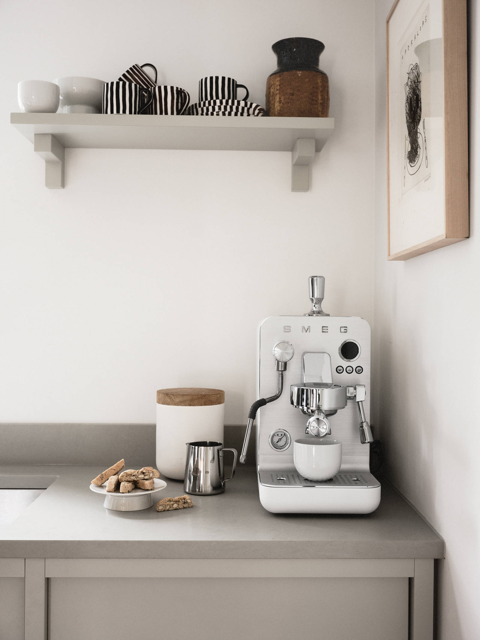 Lotta Agaton har skapt et kjøkken som kombinerer funksjon og estetikk, der hver eneste detalj er nøye gjennomtenkt.