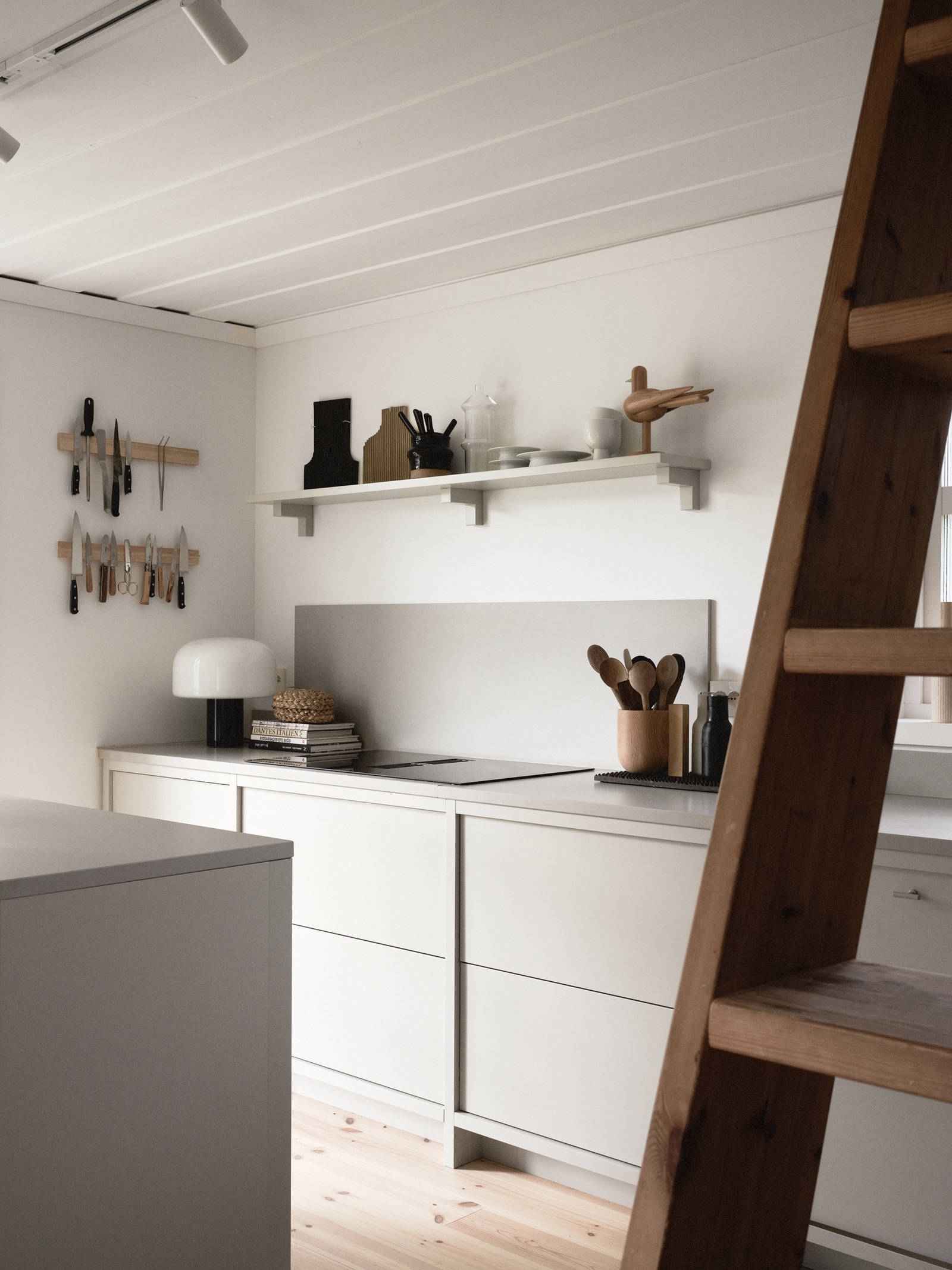 Lotta Agaton har skapt et kjøkken som kombinerer funksjon og estetikk, der hver eneste detalj er nøye gjennomtenkt.