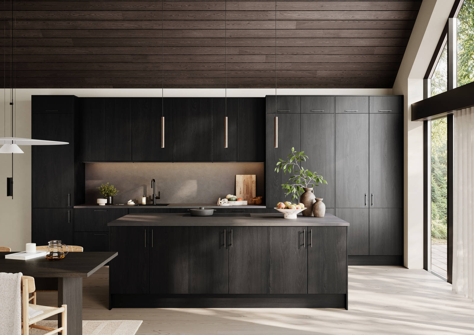 Varde er et kjøkken for deg som ønsker et moderne uttrykk med varme, dybde og tidløs eleganse. Frontene er produsert i slitesterk melamin med et naturtro mønster i stående sort eik, som gir følelsen av ekte tre samtidig som materialet er robust, lettstelt og godt egnet for en aktiv hverdag.