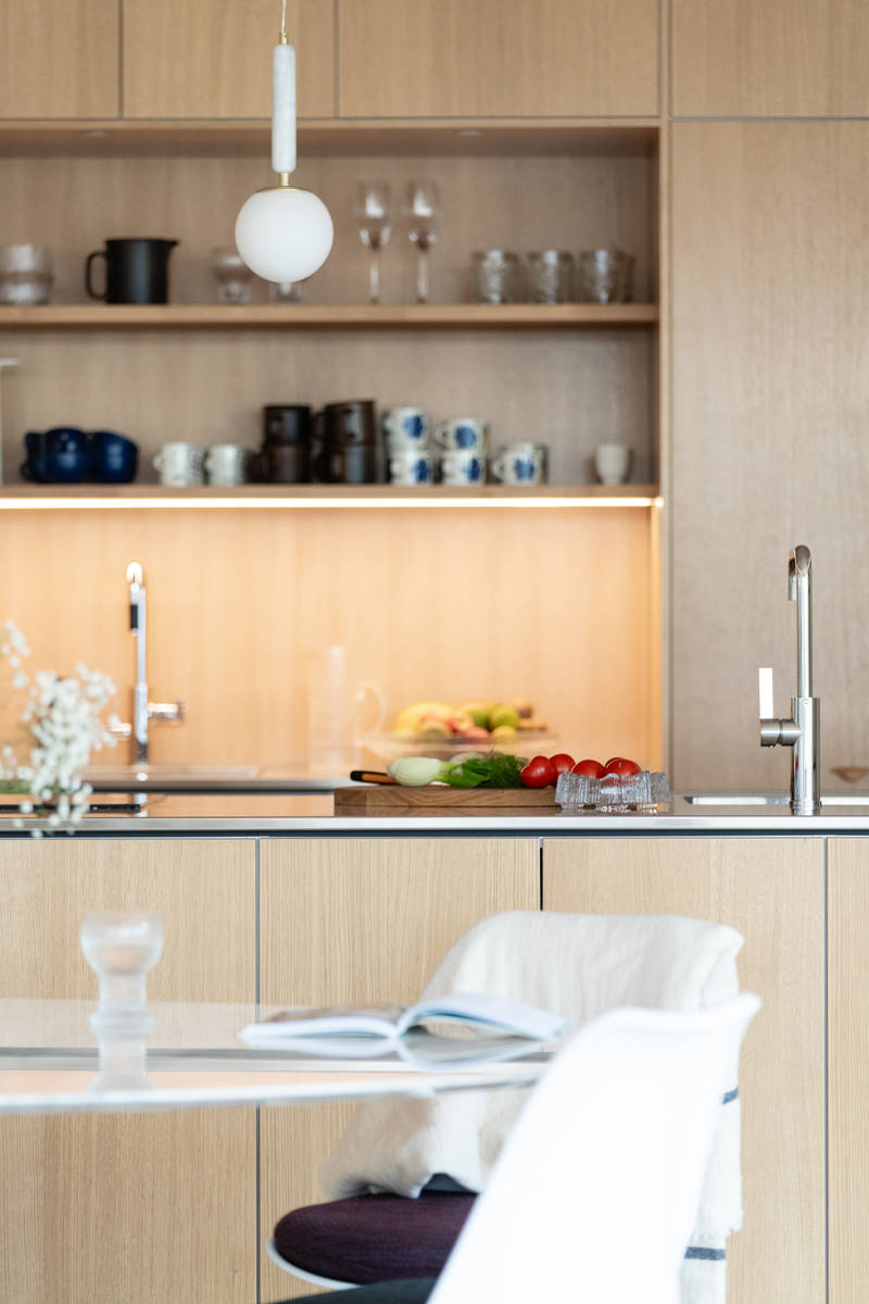 Aitoa luonnontammea Novartilta, yhdistelmä yhteensopivia puisia ja painonappikahvoja, keittiösaareke hanalla, tiskiallas ja ruostumattomasta teräksestä valmistettu työtaso.