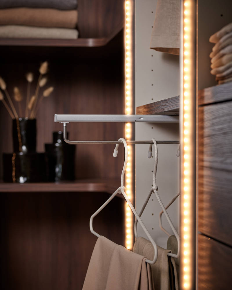 Garderobe innredning i mørk tre med uttrkkbar henger