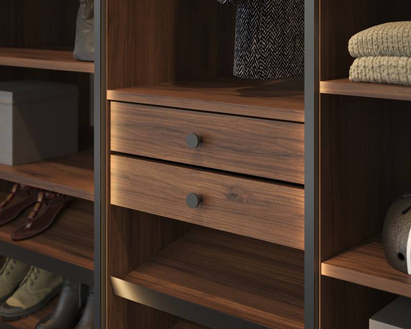 Garderobe innredning i mørk tre