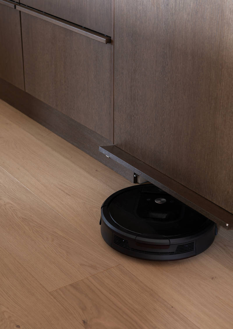 En robotdammsugare i Marbodalköket Signatur Ekbacken.