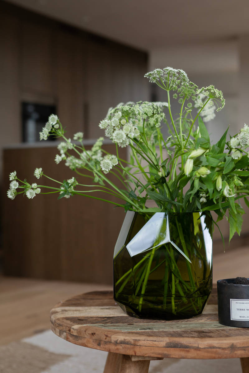 En vacker blomma med Signatur Ekbacken-kök från Marbodal i bakgrunden.