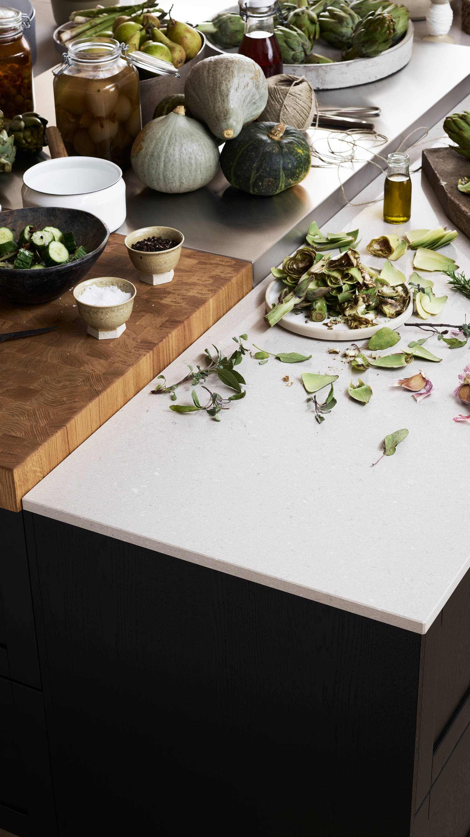 Ramsvik svarbets - Köksö  från Marbodal med bänkskivor i  tre olika material. Kvartkomposit med en centrerad del i rostfritt samt en nedsänkt huggkubbe.