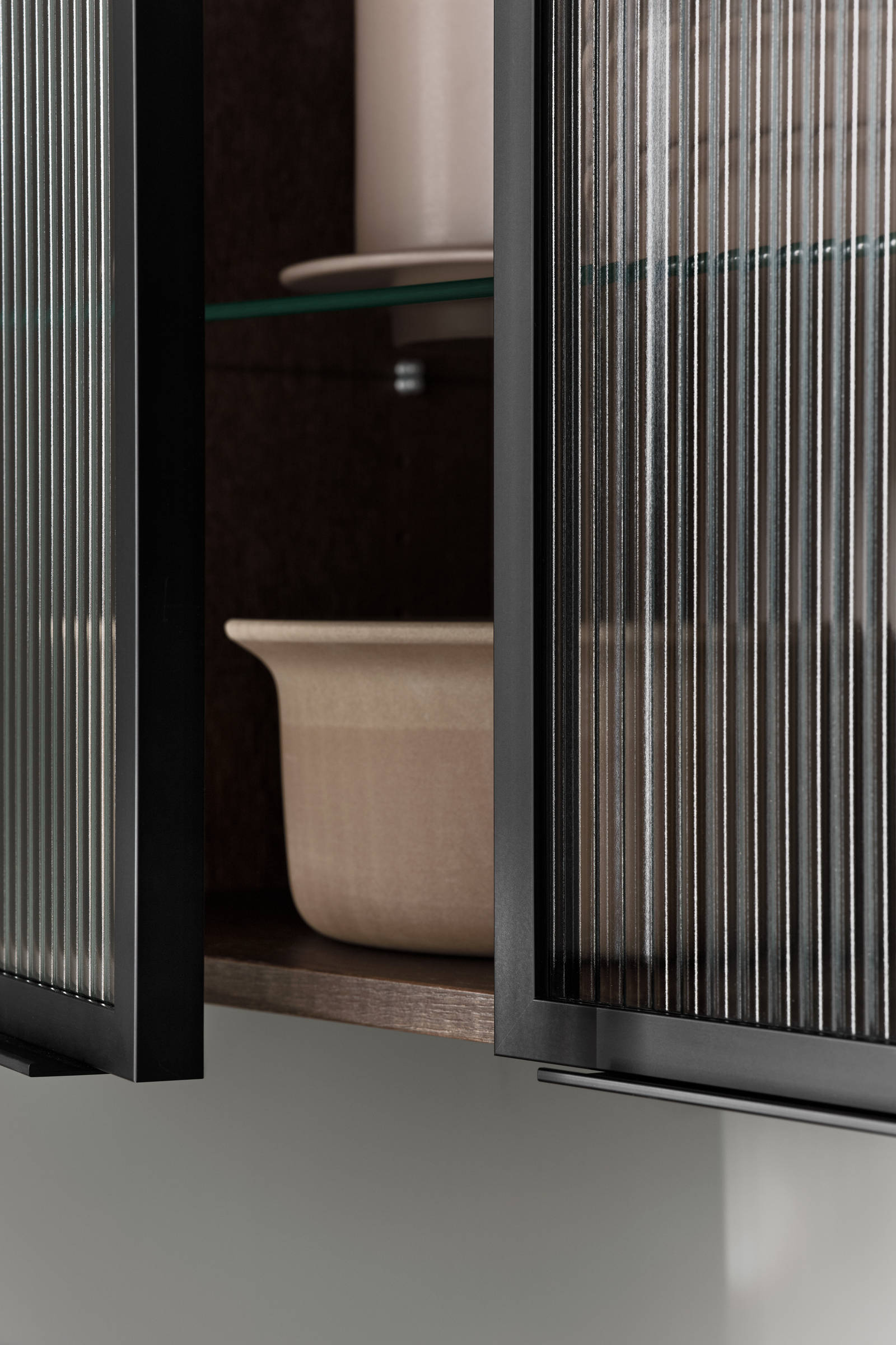 Marbodal - vitrin räfflad glaslucka med alu ram i svart