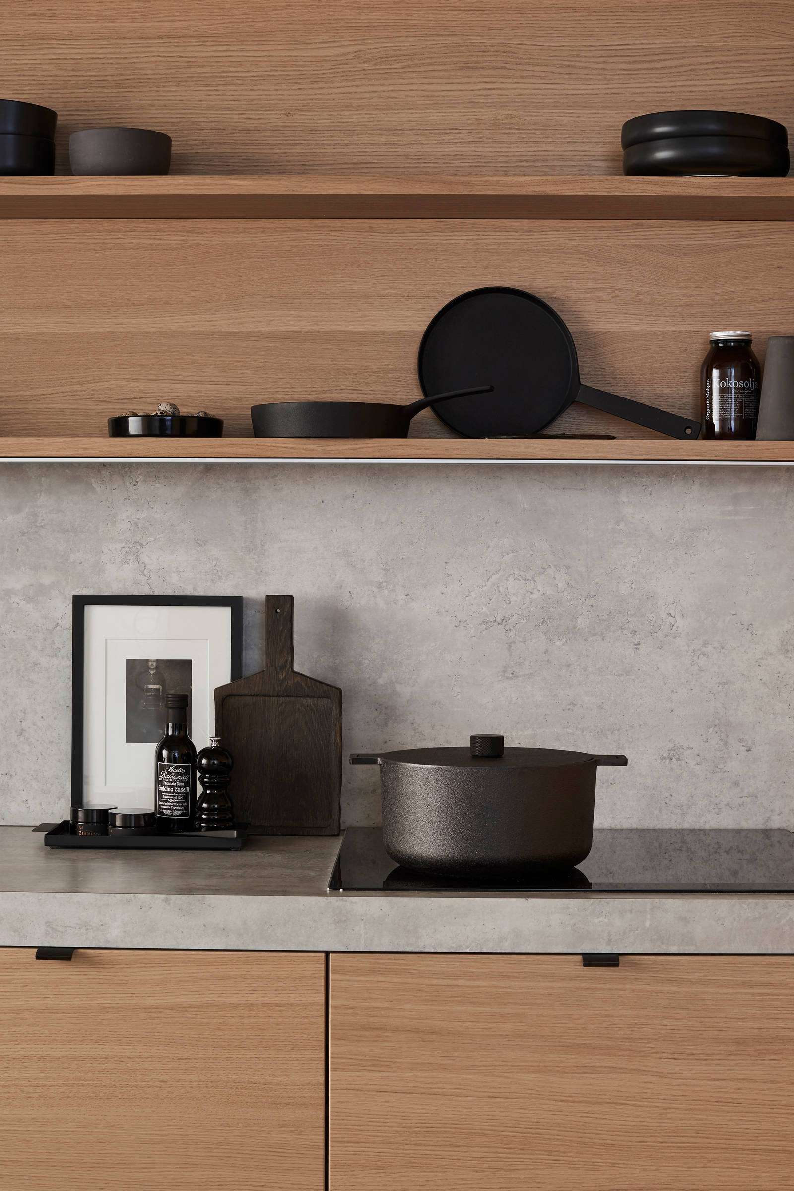 Marbodal Arkitekt plus Ek - Bänkskiva och stänkskydd i laminat Grå betong. Hylla och kökslucka i slätfanerad ek.