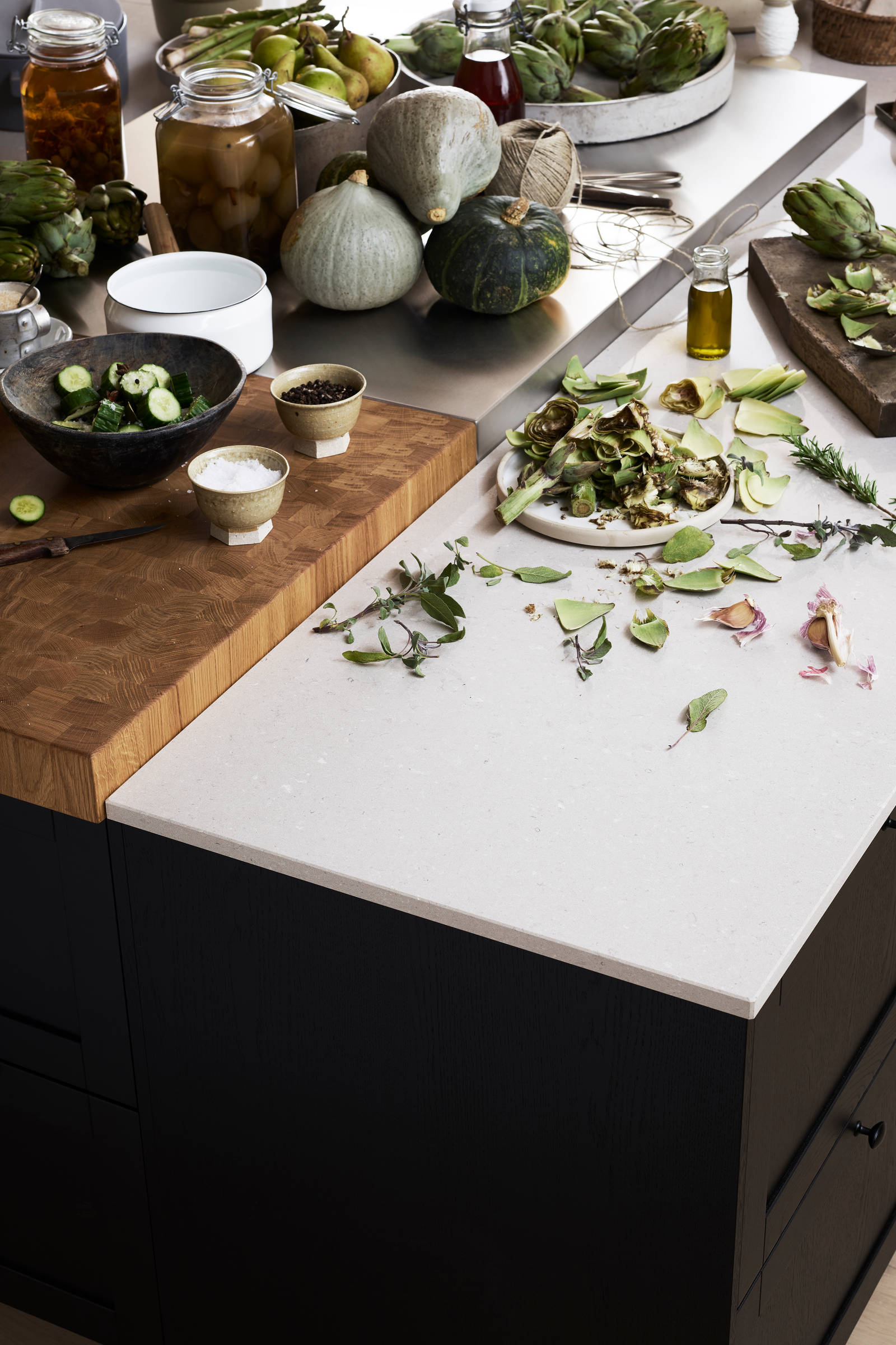 Ramsvik svarbets - Köksö  från Marbodal med bänkskivor i  tre olika material. Kvartkomposit med en centrerad del i rostfritt samt en nedsänkt huggkubbe.