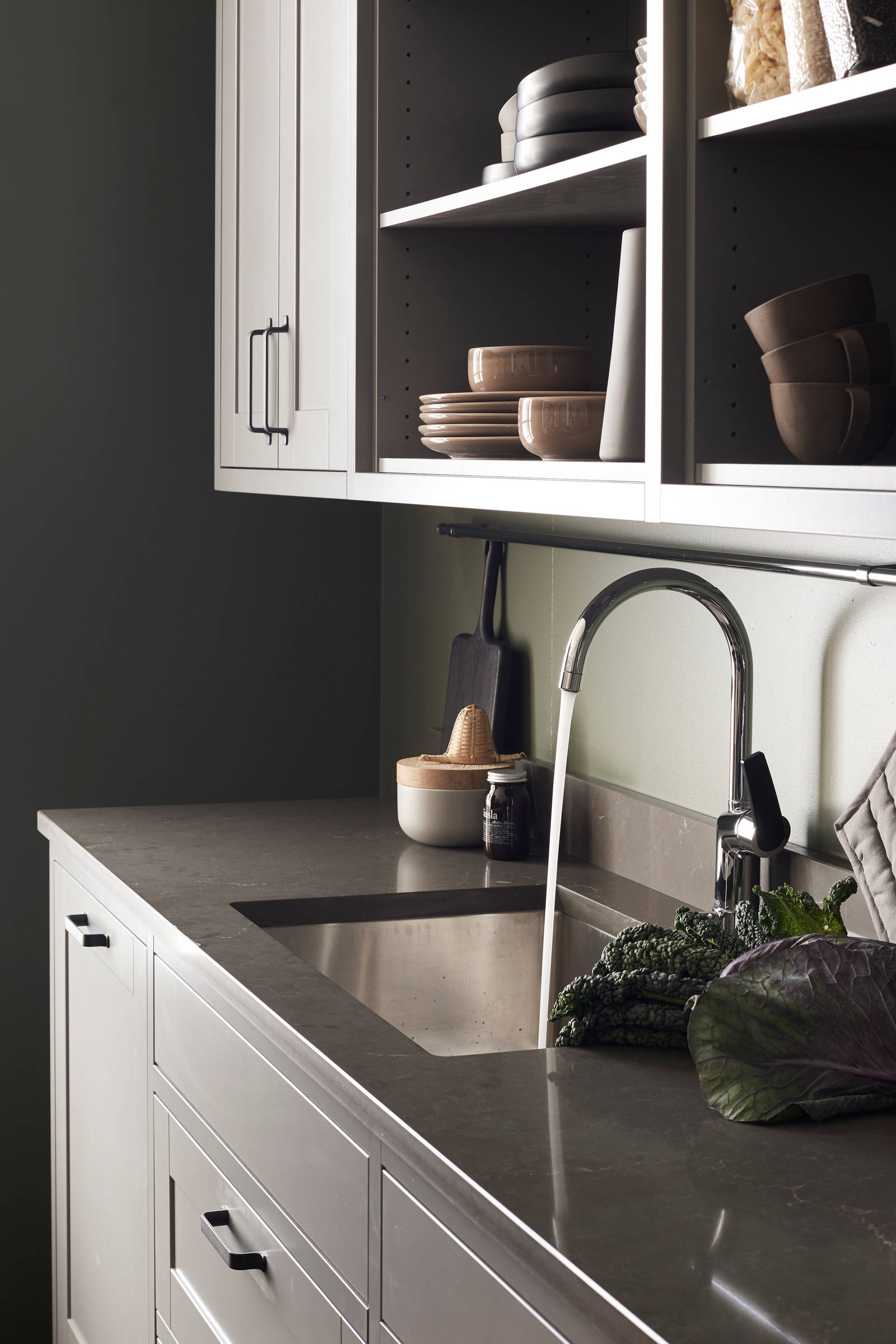 Marbodal Form Åska - kök i mellangrå kulör, bänkskiva Venato Scuro