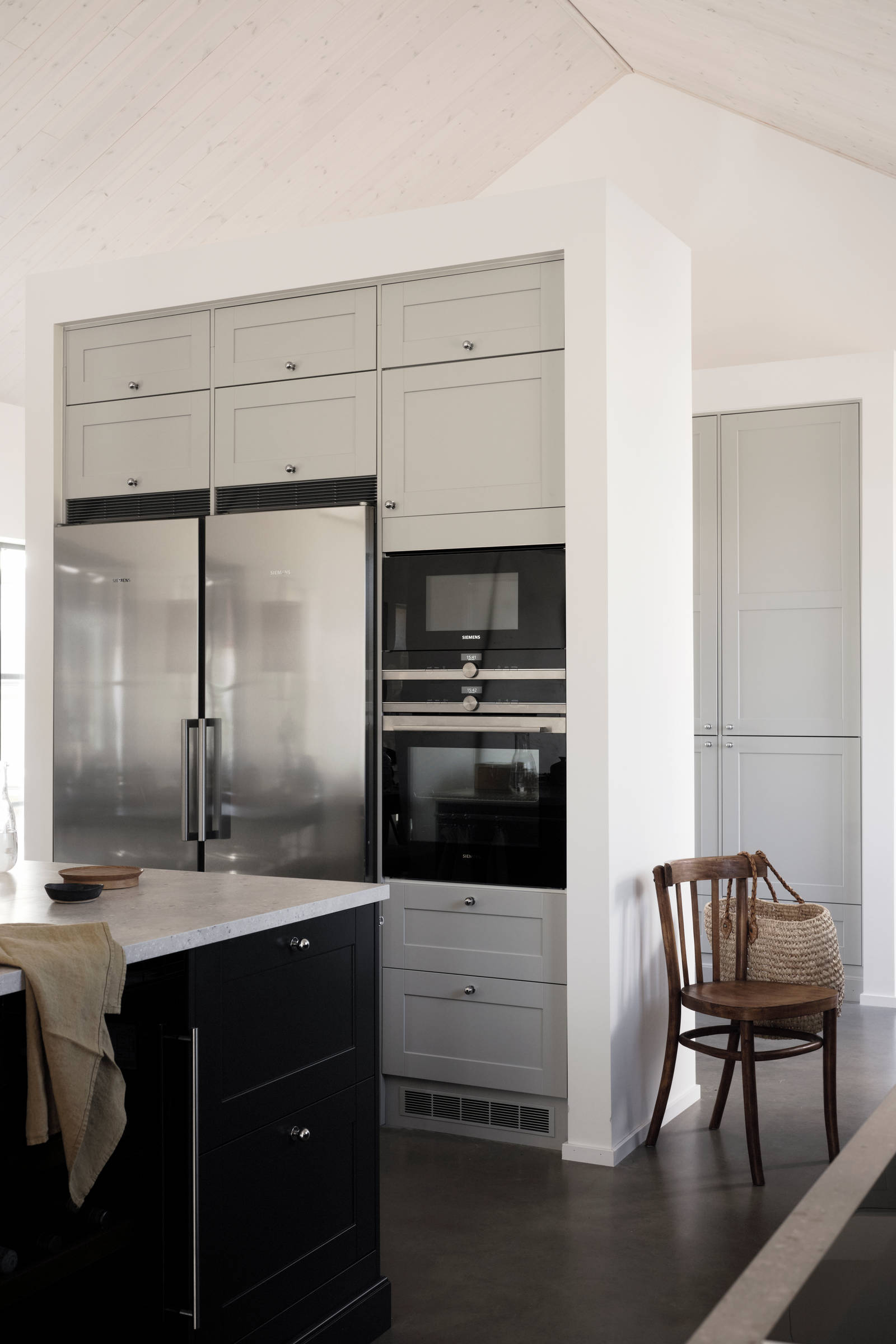 Blått kök i lantlig västkuststil Form Hav från Marbodal med bänkskiva Laminat Delaware Stone