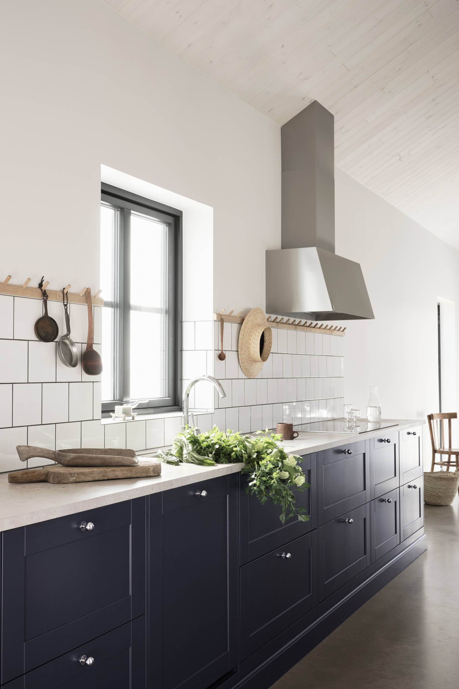 Blått kök i lantlig västkuststil Form Hav från Marbodal med bänkskiva Laminat Delaware Stone