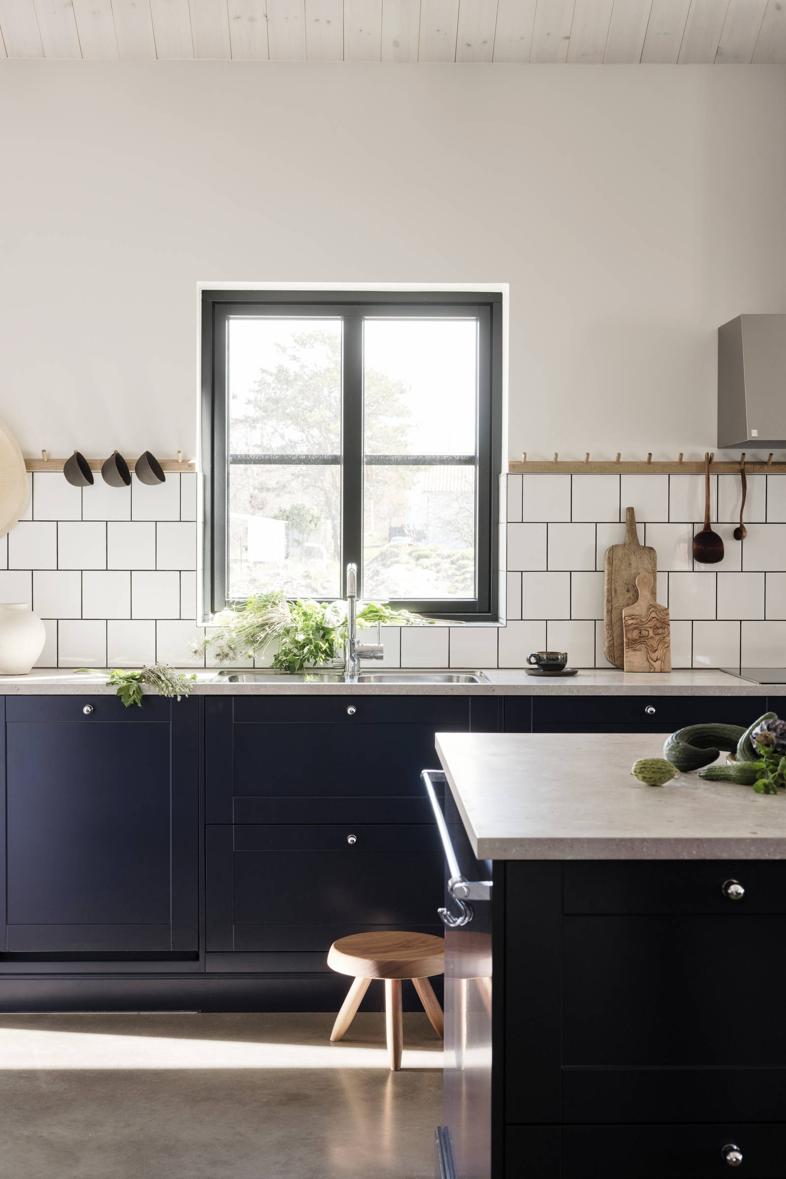 Blått kök i lantlig västkuststil Form Hav från Marbodal med bänkskiva Laminat Delaware Stone