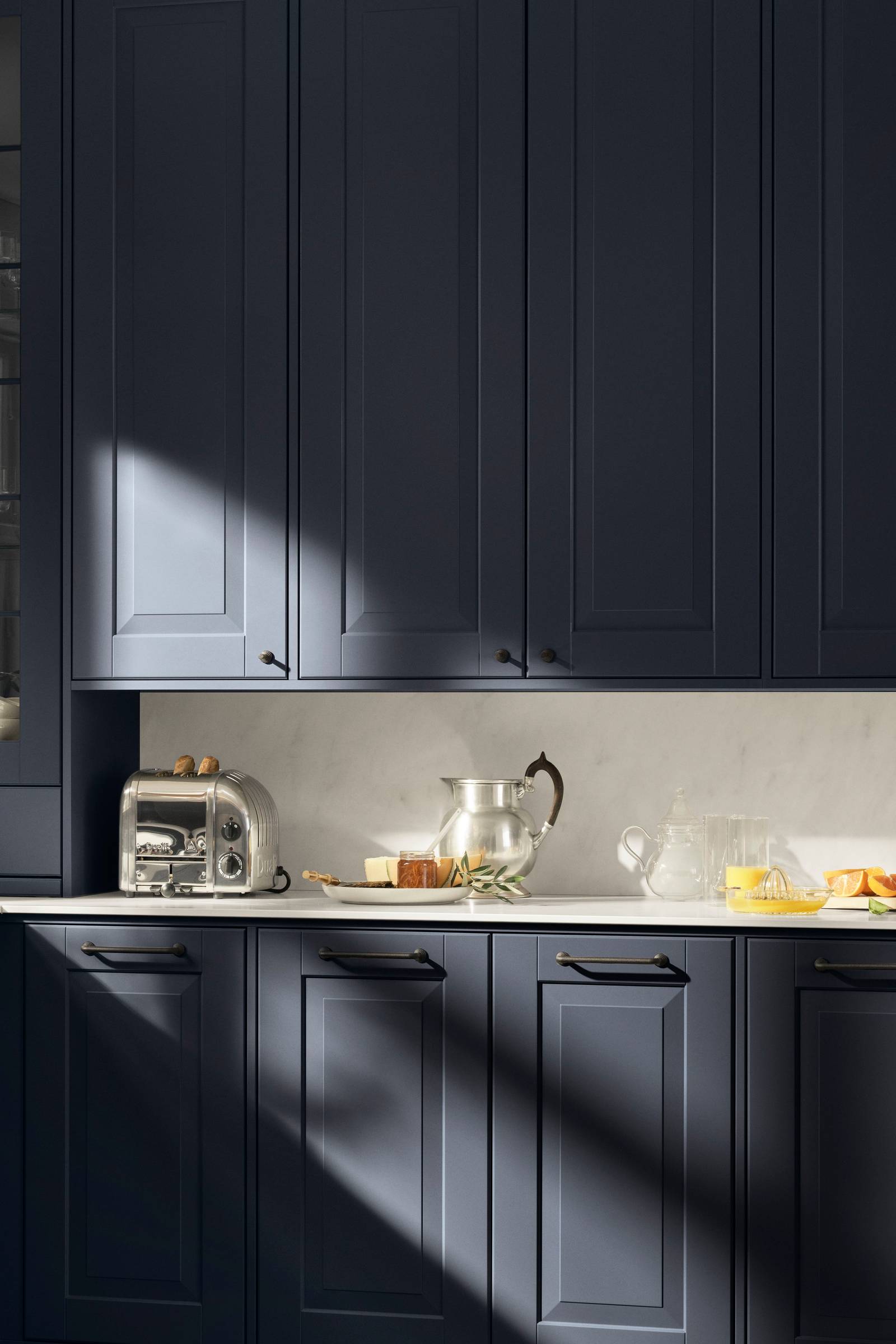 Lindö Hav i PLUS-utförande med platsbyggd känsla. Bänkstående vitrin skåp med lådor.