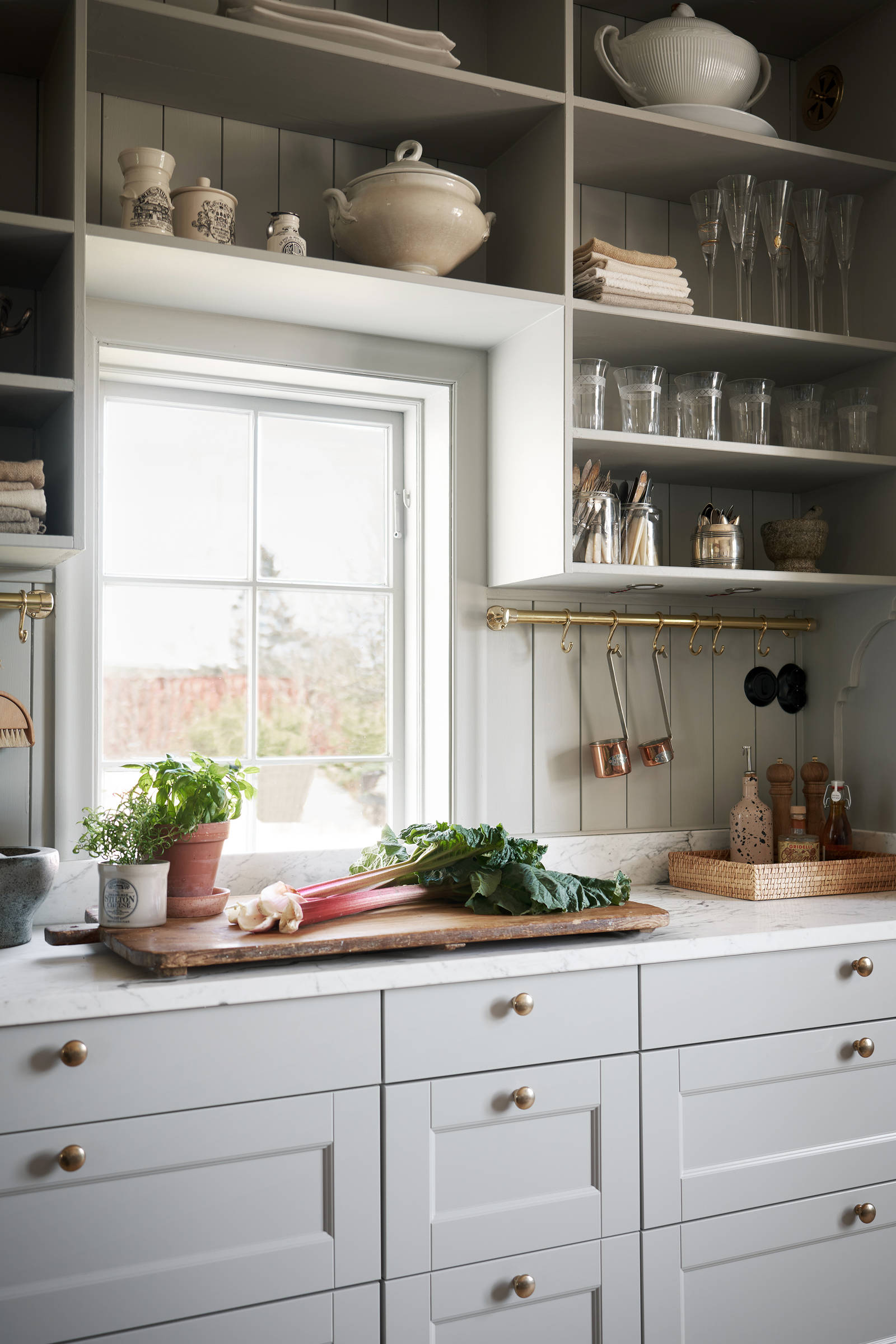 Klassiska köket Fagerö moln med öppen förvaring från Marbodal i sekelskiftesvilla med fantastiskt ljusinsläpp