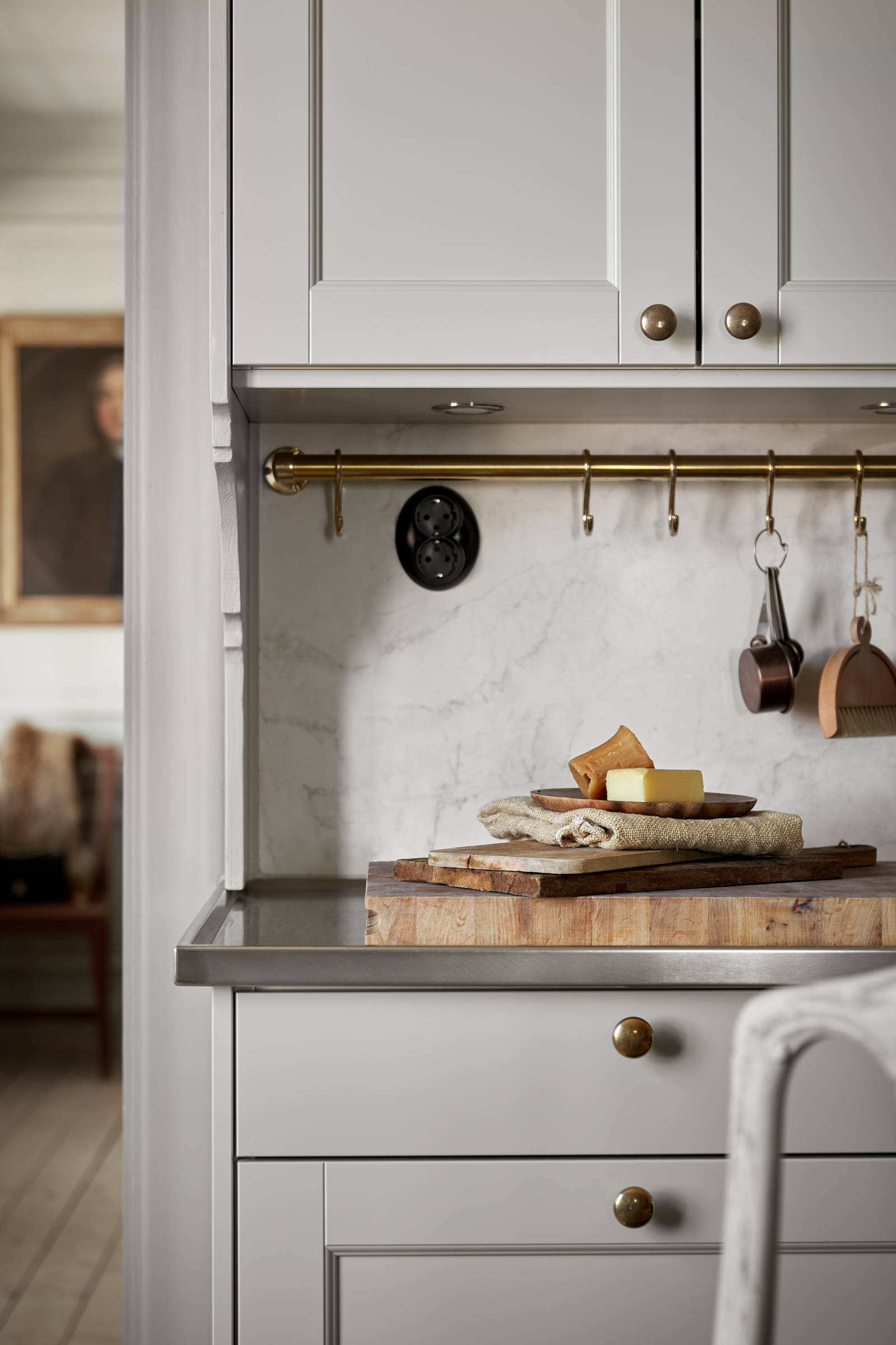 Klassiska köket Fagerö moln med öppen förvaring från Marbodal i sekelskiftesvilla med fantastiskt ljusinsläpp