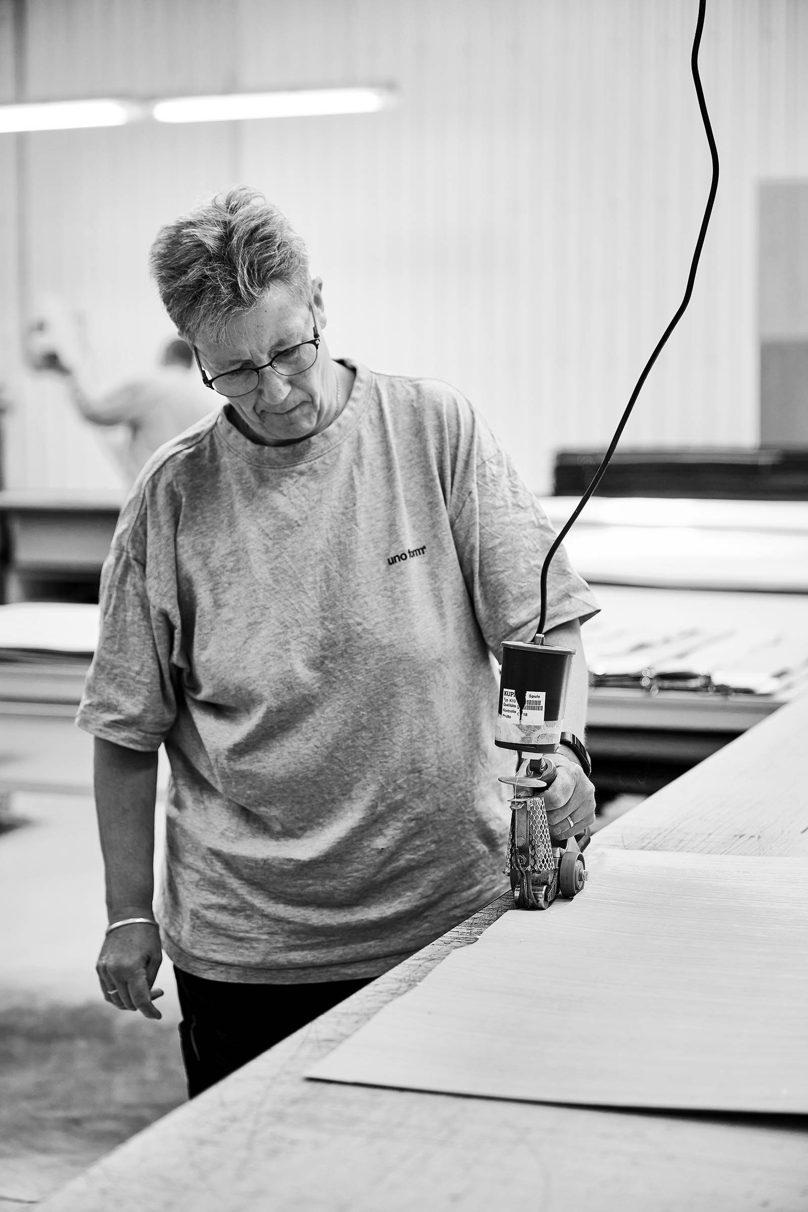 Det syede finer afsluttes med en limstrimmel