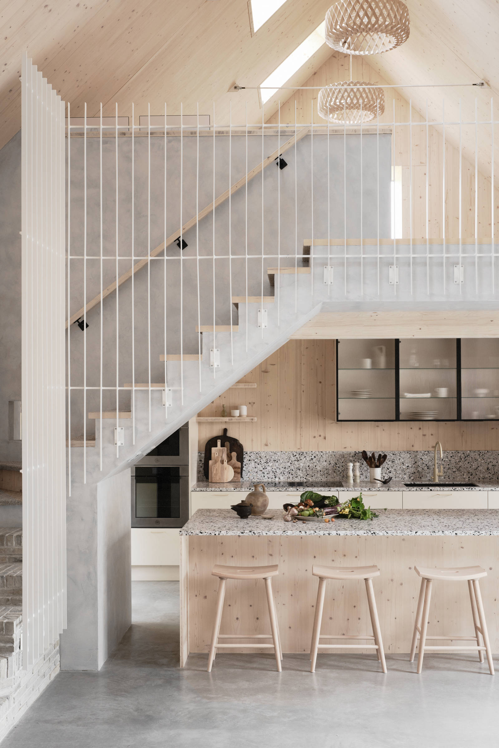 Köksö i ljust trä med terrazzo-bänkskiva och  matchande stänkskydd, vitrinskåp med räfflat glas i Edd Ruchtons Grand design kök i beige Arkitekt Plus-kök från Marbodal