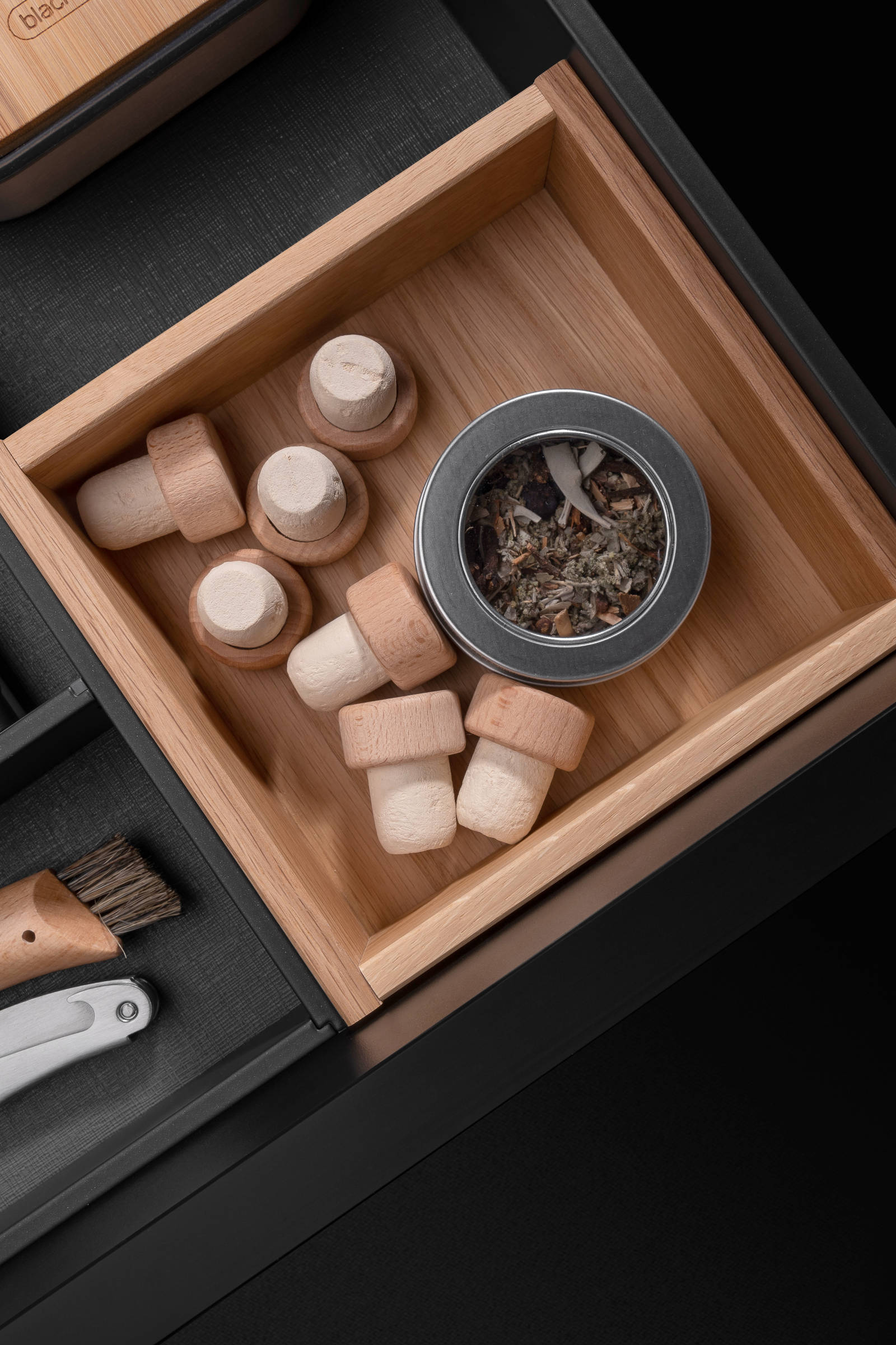 Öppen kökslåda med inreden i ek