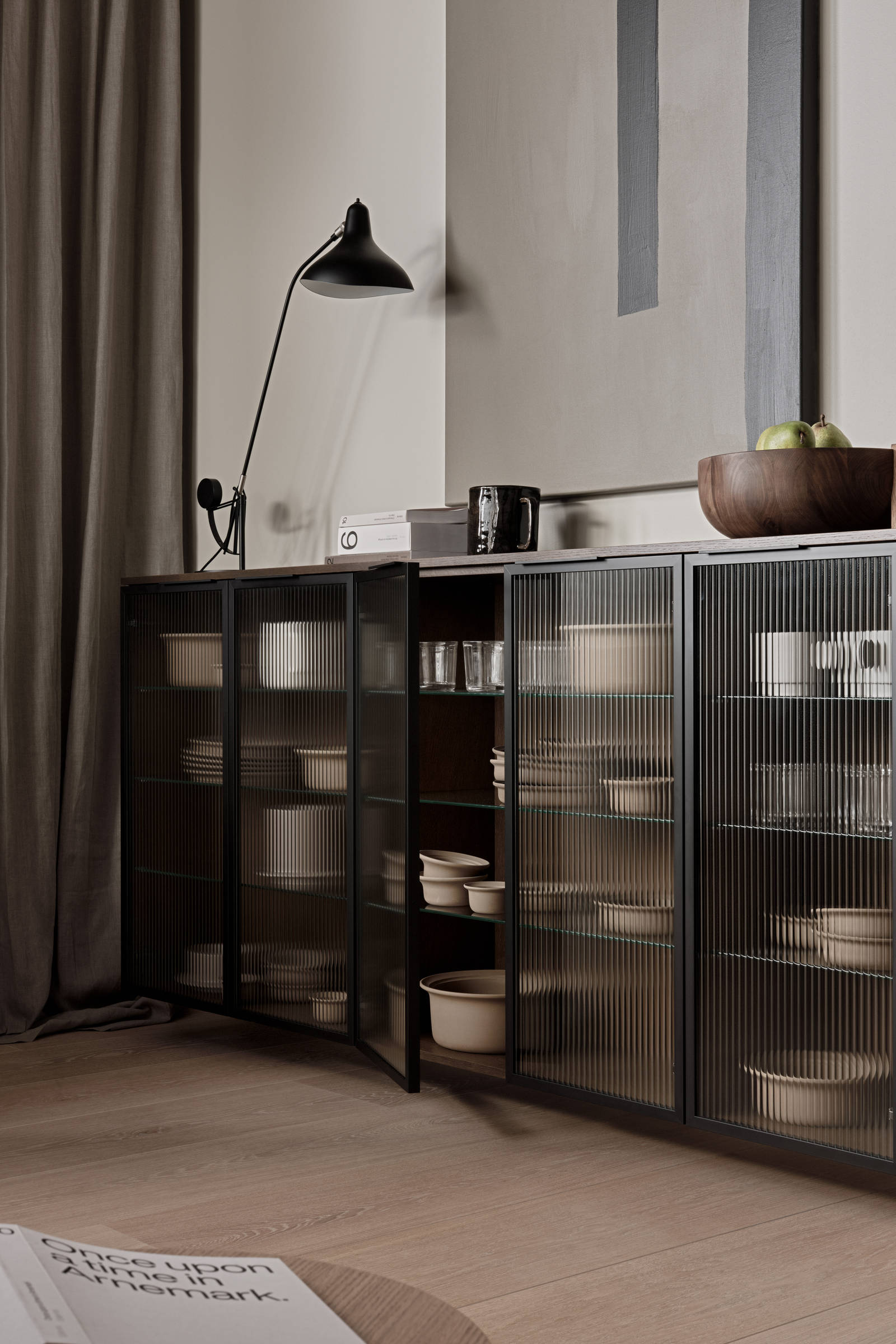 Forever Oak vitrineskab som skænk, med riflede glas med en tynd, sort aluminiumsramme