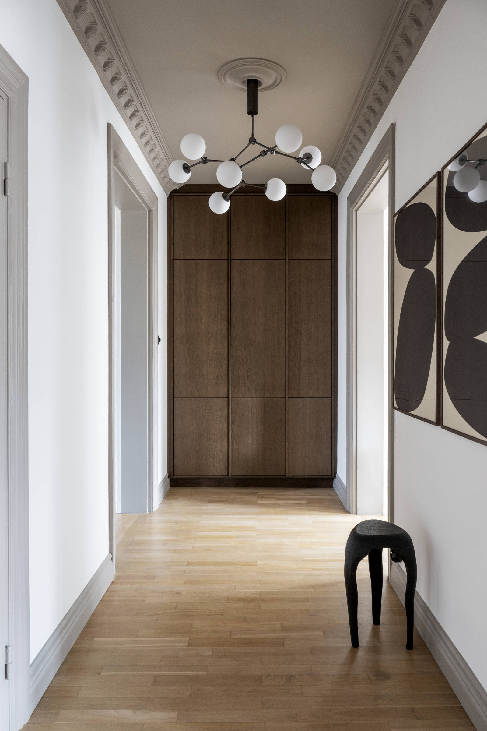 Högskåp i änden av korridoren, i Signatur Ekbacken brunbetsad fanerad eklucka, ger ett enhetligt intryck i hela lägenheten.