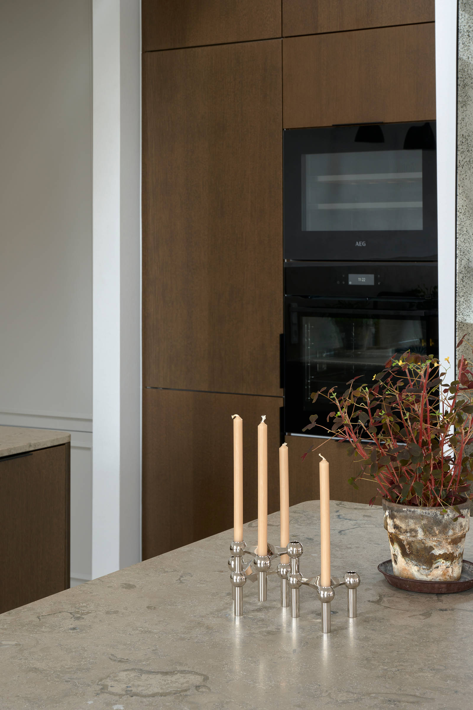 Signatur Ekbacken-kök med mörka träfronter, marmorbänkskiva och stänkskydd