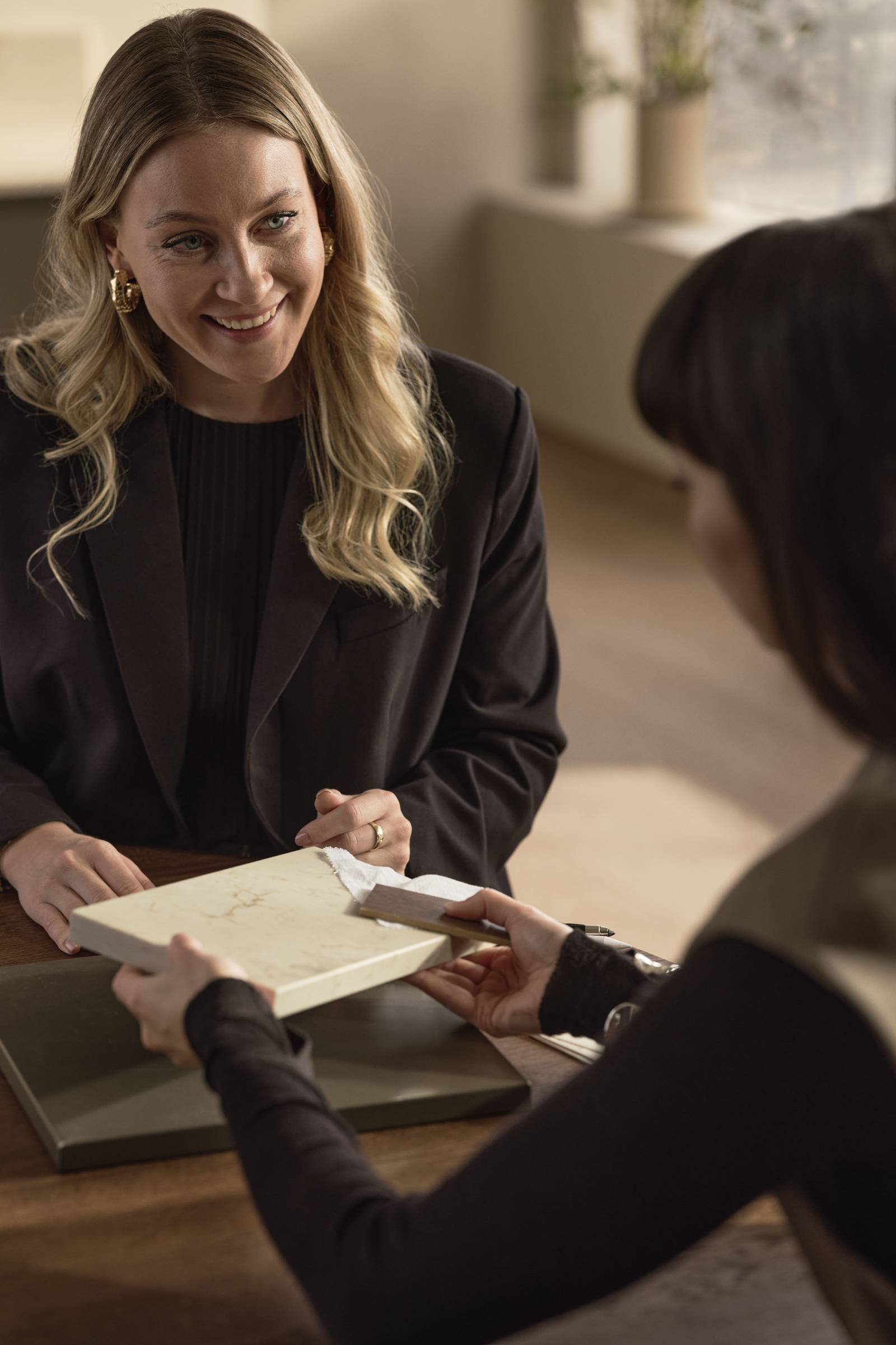 I samarbeid med designeren Lotta Agaton har vi skapt kjøkkenkonseptet Varm minimalisme – en skandinavisk tolkning av minimalisme som forener enkelhet, kreativitet og varme i en tidløs stil.