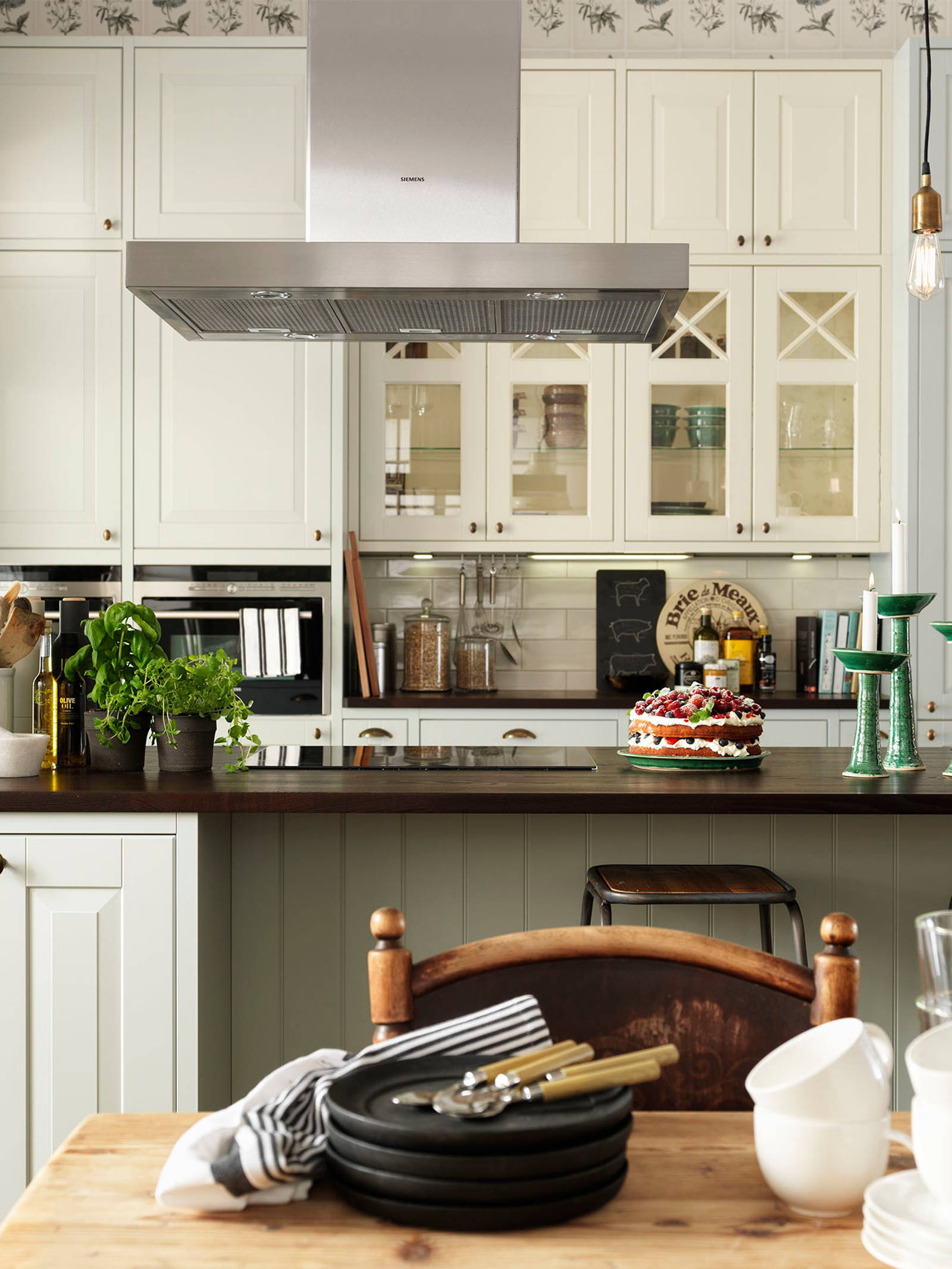 Sigdals Inframekonsept, med dører og skuffer som ligger innrammet, gir innredningen et flott, plassbygd preg. Her får du den rette Herregaardsfølelsen. Suppler gjerne med taggelister, nostalgihyller, vitriner med kryss-sprosser og fremtrukket sokkel.