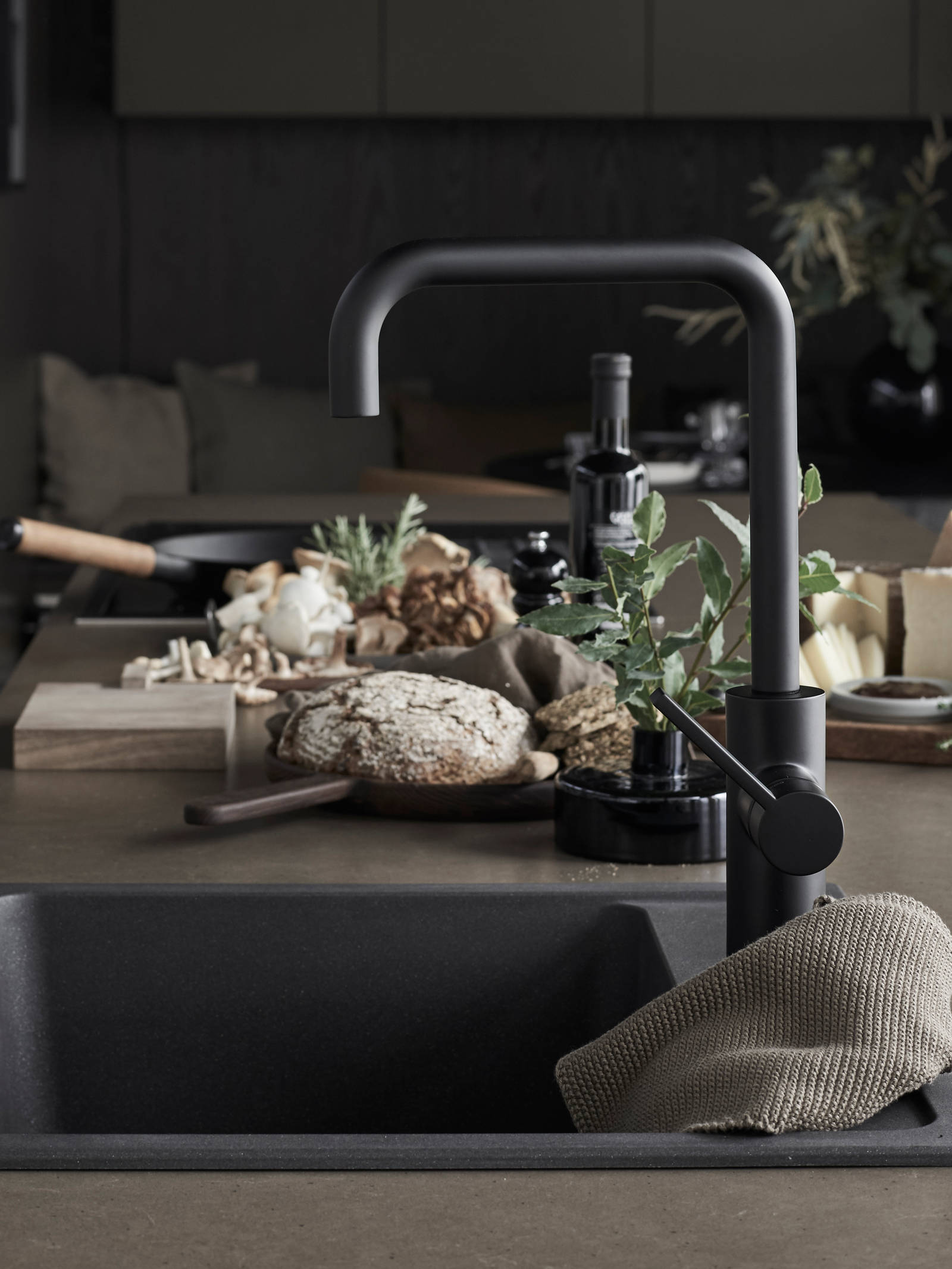 Line er en stilren kjøkkenmodell med et stort designregister. De slette MDF-frontene kan males i alle Sigdals standardfarger, eller valgfri NCS-farge mot et pristillegg.