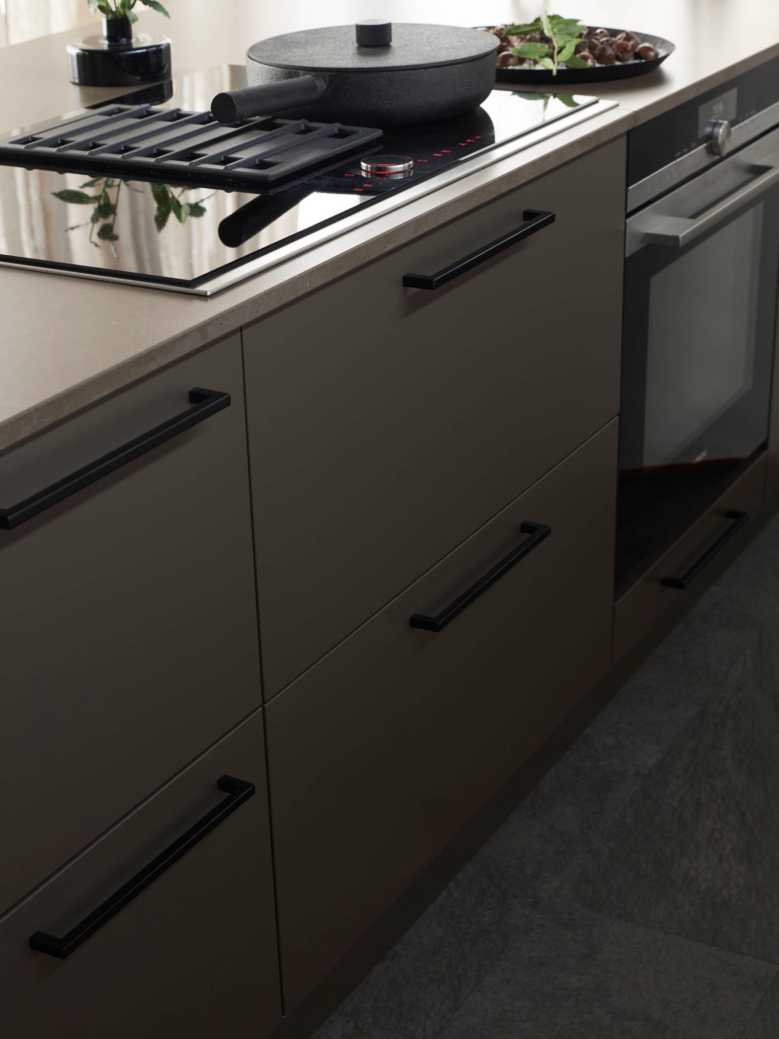 Line er en stilren kjøkkenmodell med et stort designregister. De slette MDF-frontene kan males i alle Sigdals standardfarger, eller valgfri NCS-farge mot et pristillegg.