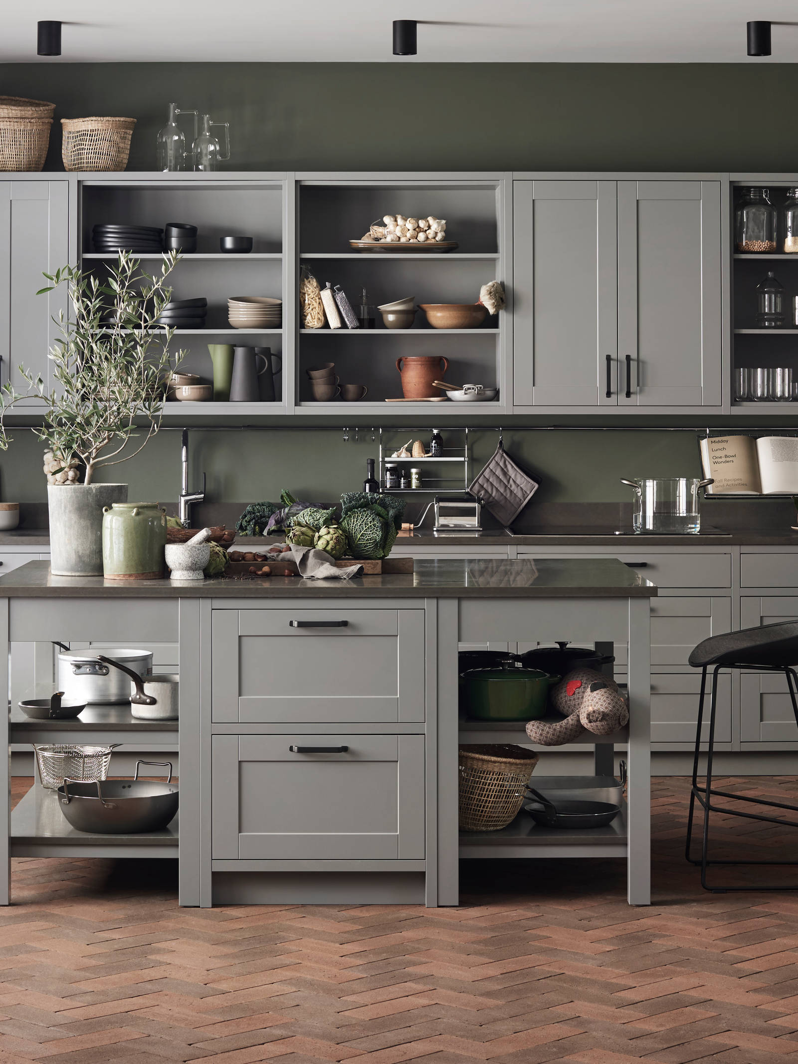 Sigdals inframekonsept, med dører og skuffer som ligger innrammet i skrogene, gir innredningen et flott, plassbygd preg.