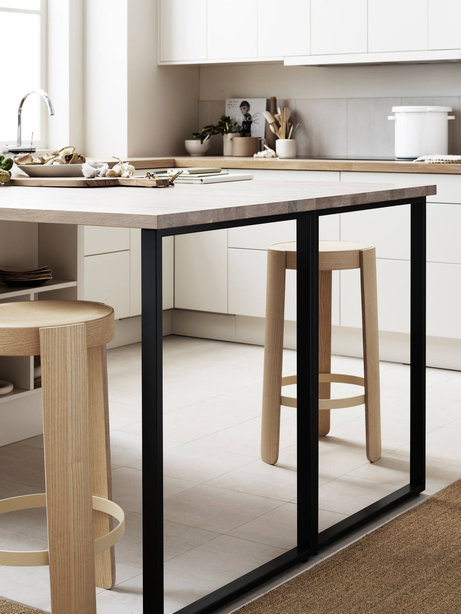 Mild og godlynt kjøkkenmodell i lys eik med liggende trestruktur og innfreste grep.