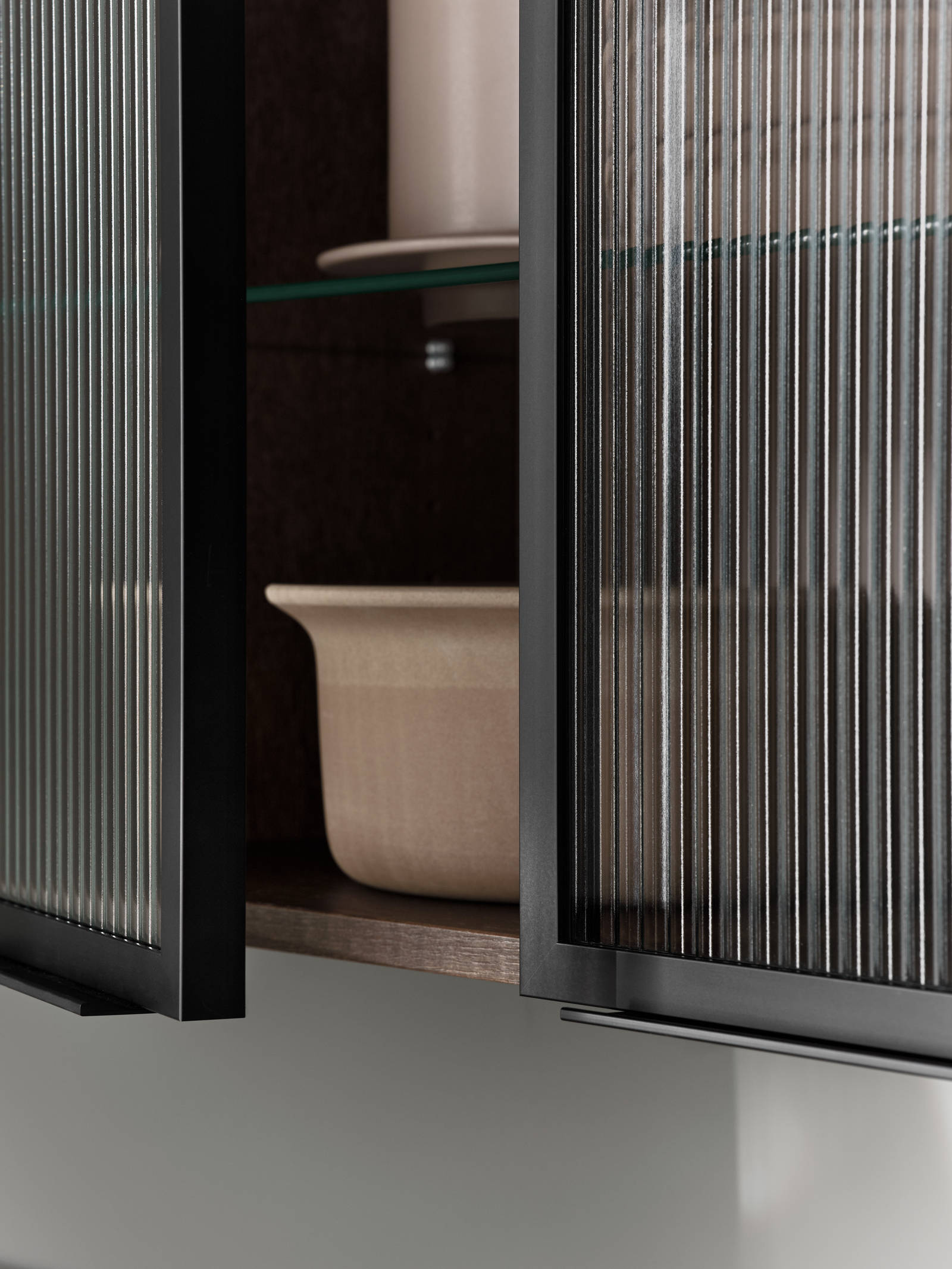 Marbodal - vitrin räfflad glaslucka med alu ram i svart