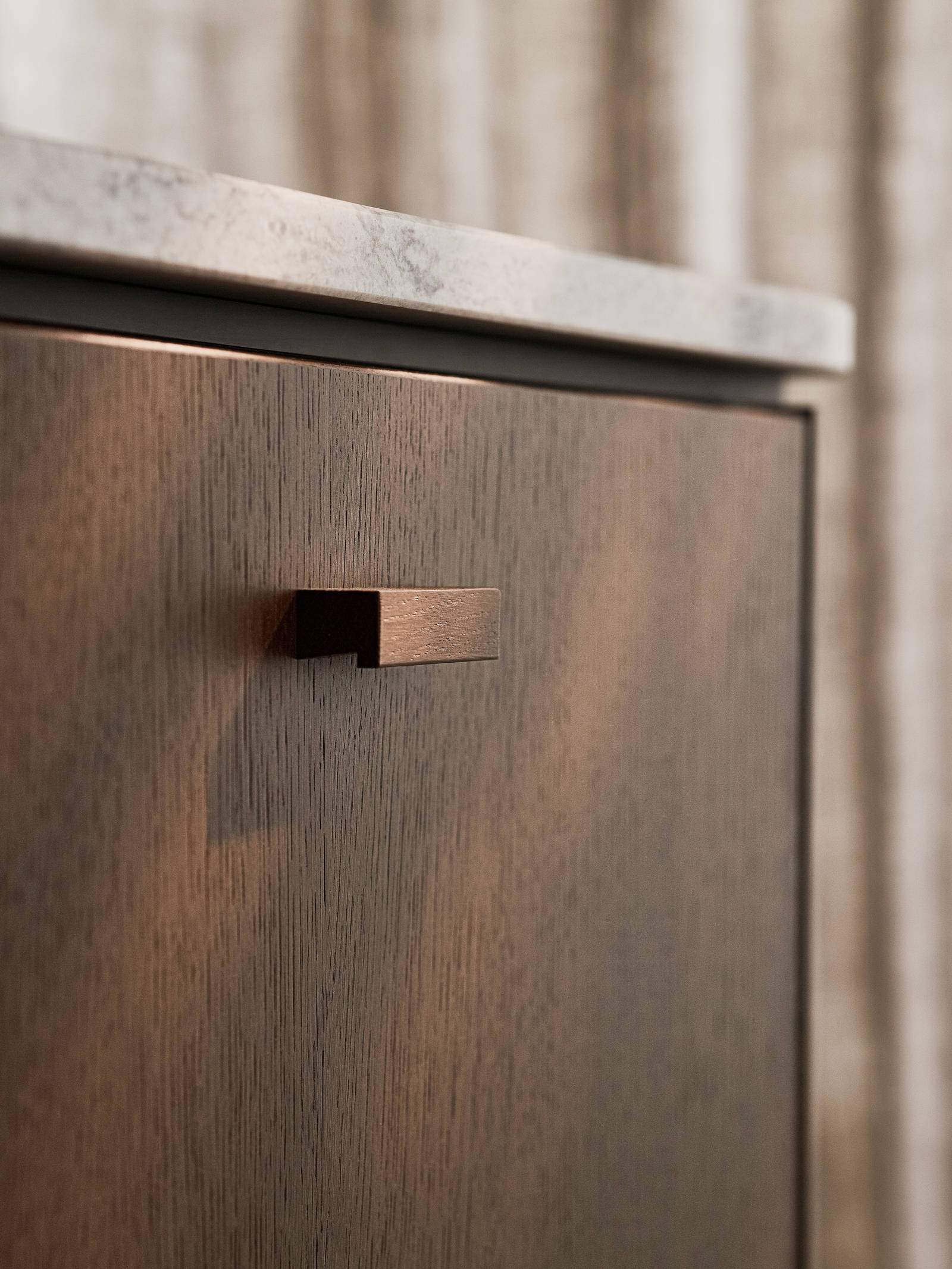 Marbodal Signatur Ekbacken - kökslucka slät fanerad eklucka i brunbets kulör