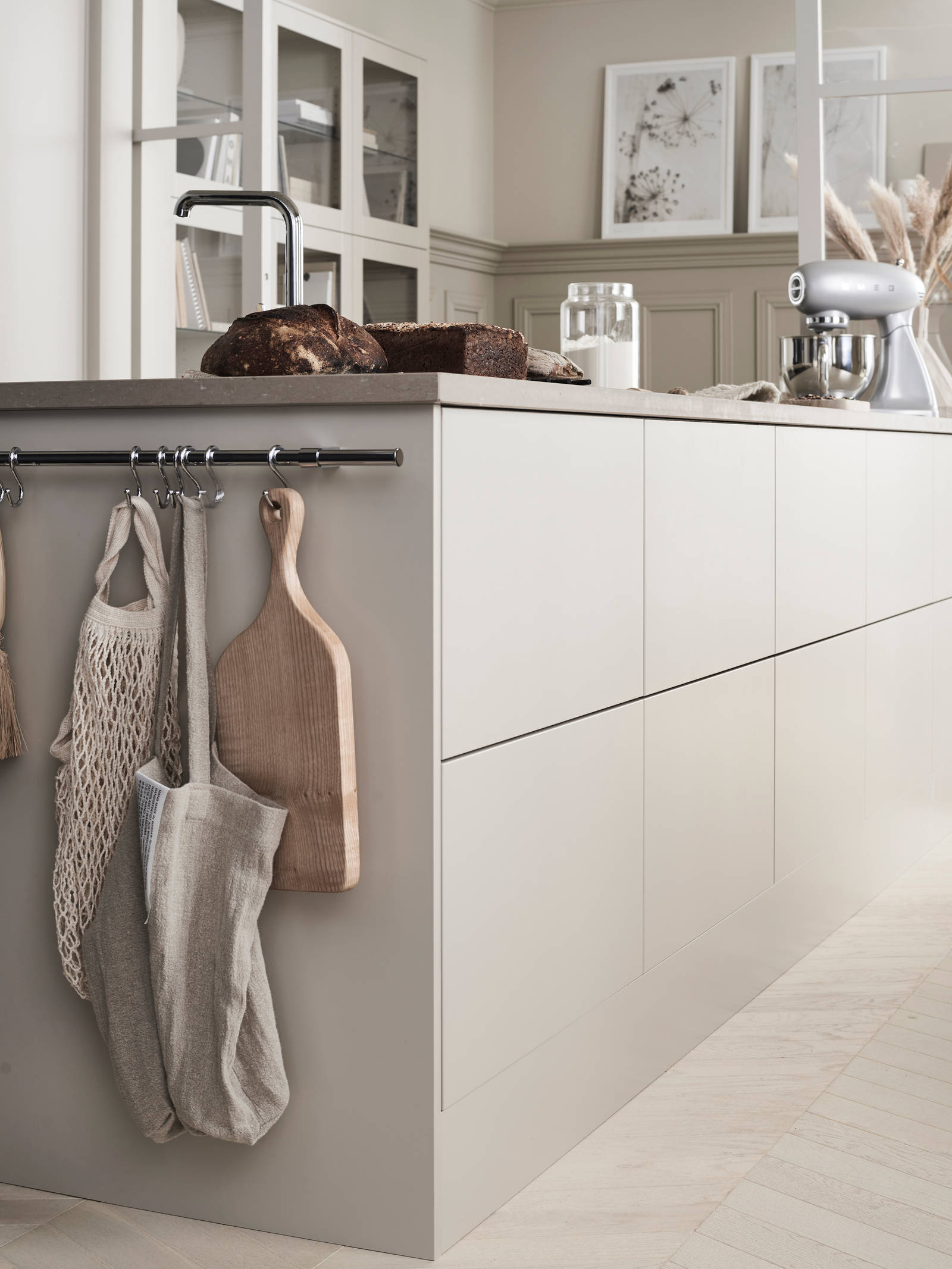 Marbodal Arkitekt plus Sand - köksö i beige kulör 
Handtagslöst med Tip-on, bänkskiva i kvartskomposit Coral Clay.