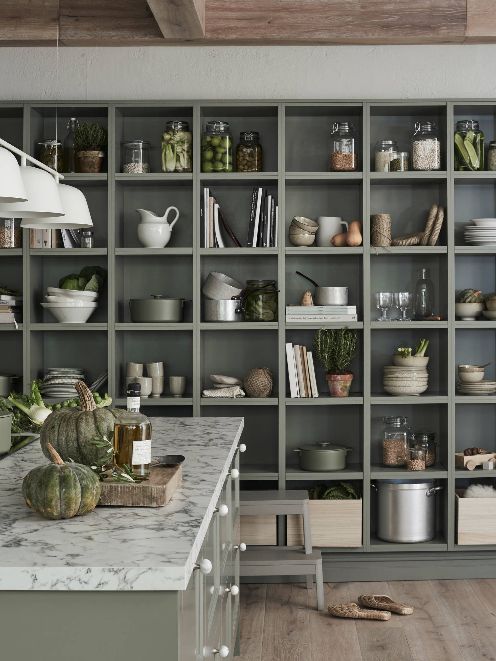 Marbodal Fagerö Tall -  öppen hylla i samma kulör som köket skapar en hemtrevlig känsla.